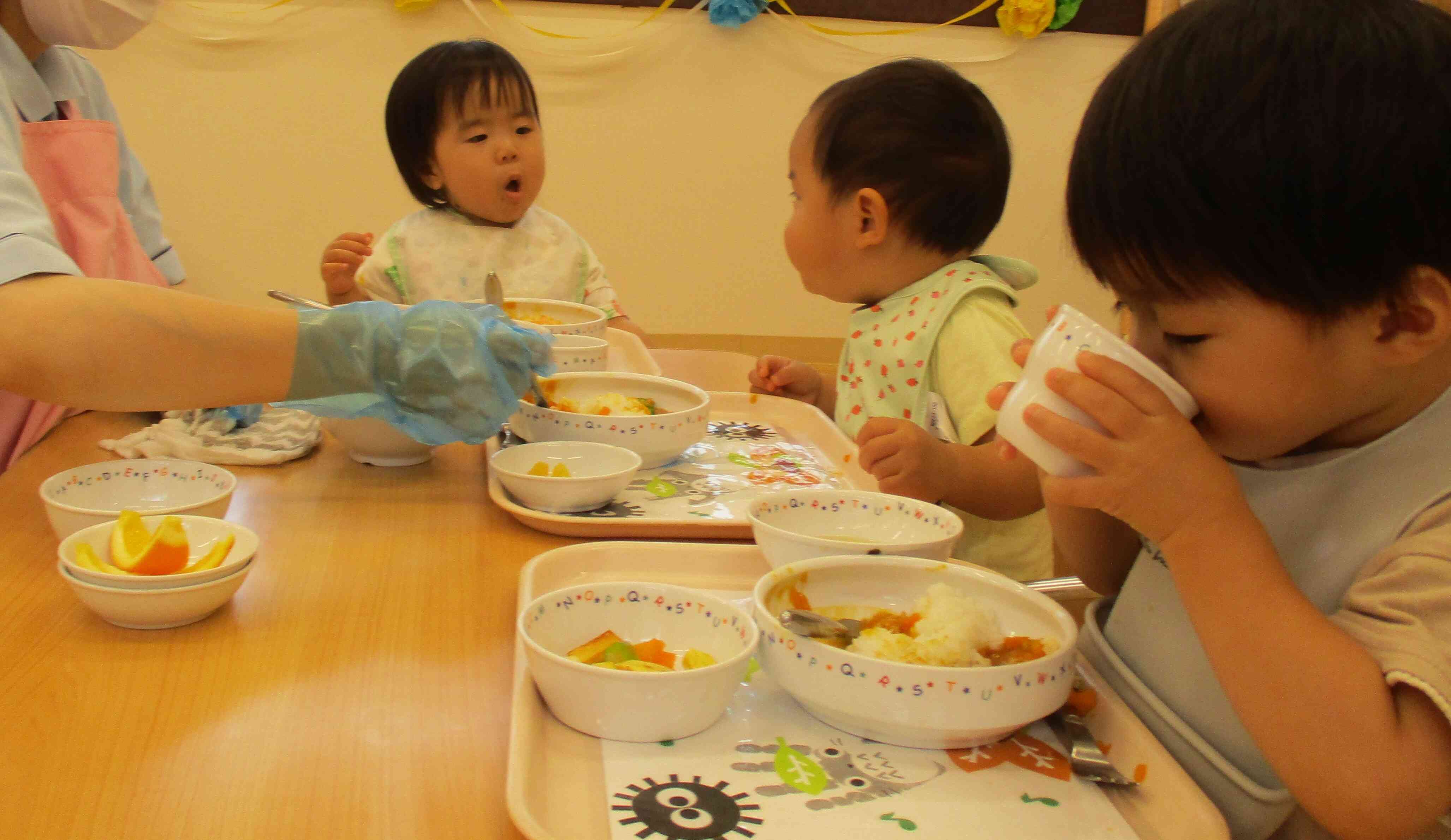 みんなでお給食おいしいね～