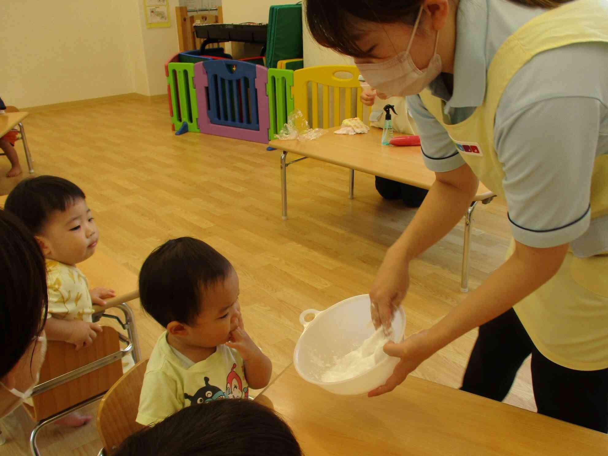 先生がスライムが作るところを見学！これからどうなるのかワクワクするね。