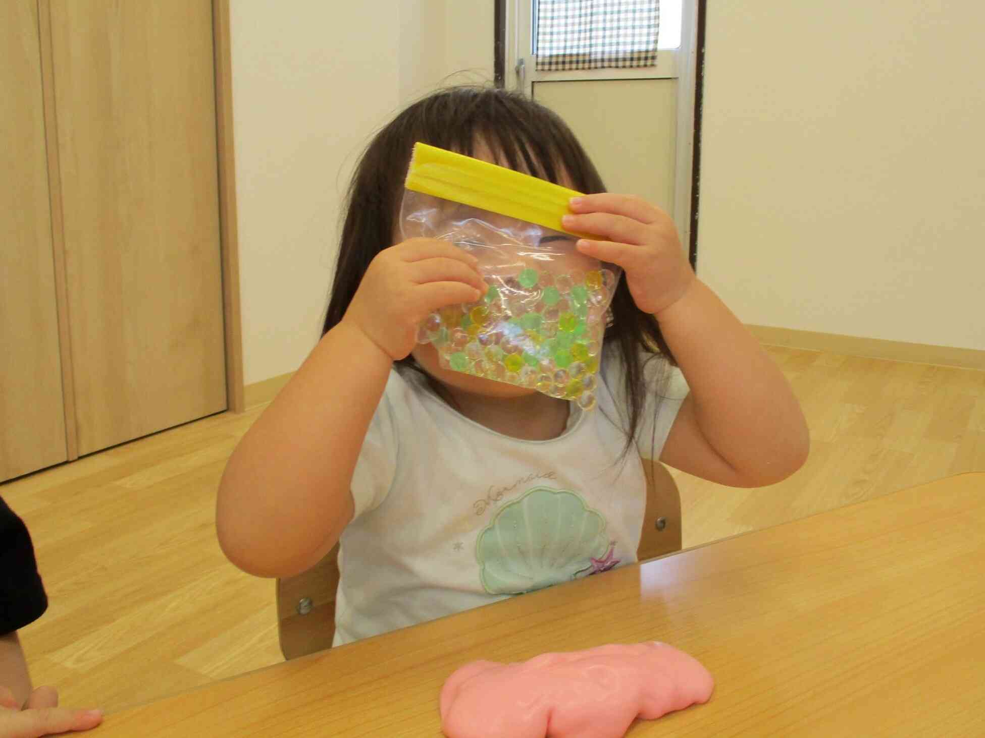 2歳児クラスのおともだちは「いいにおーい！」とセンサリーバックの香りも楽しんでいました