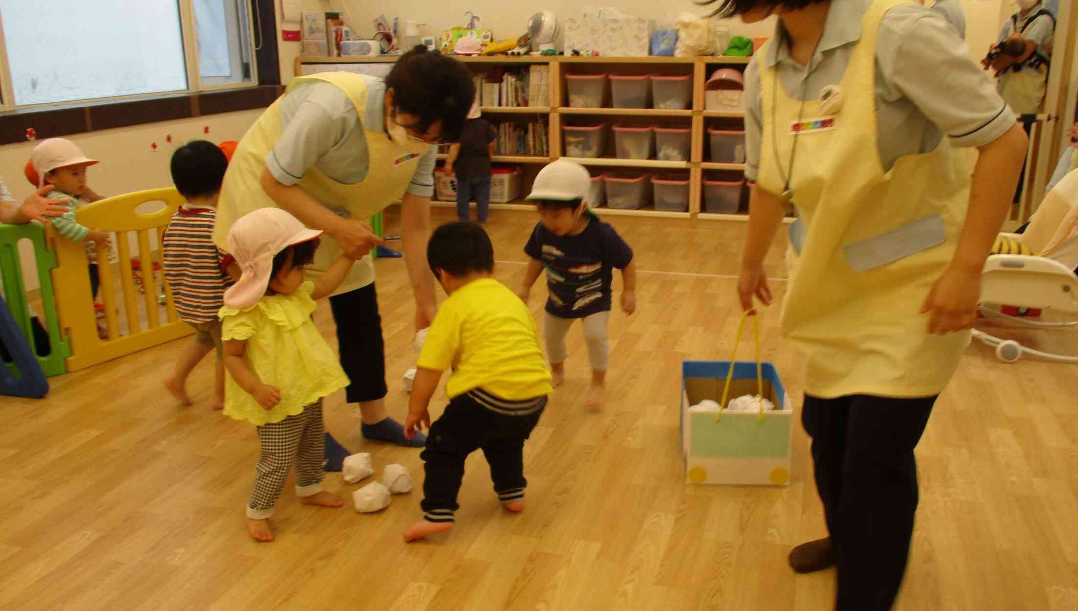 全体競技は玉入れで、ゴミ収集車にごみ集め!保育園がピカピカになりました。