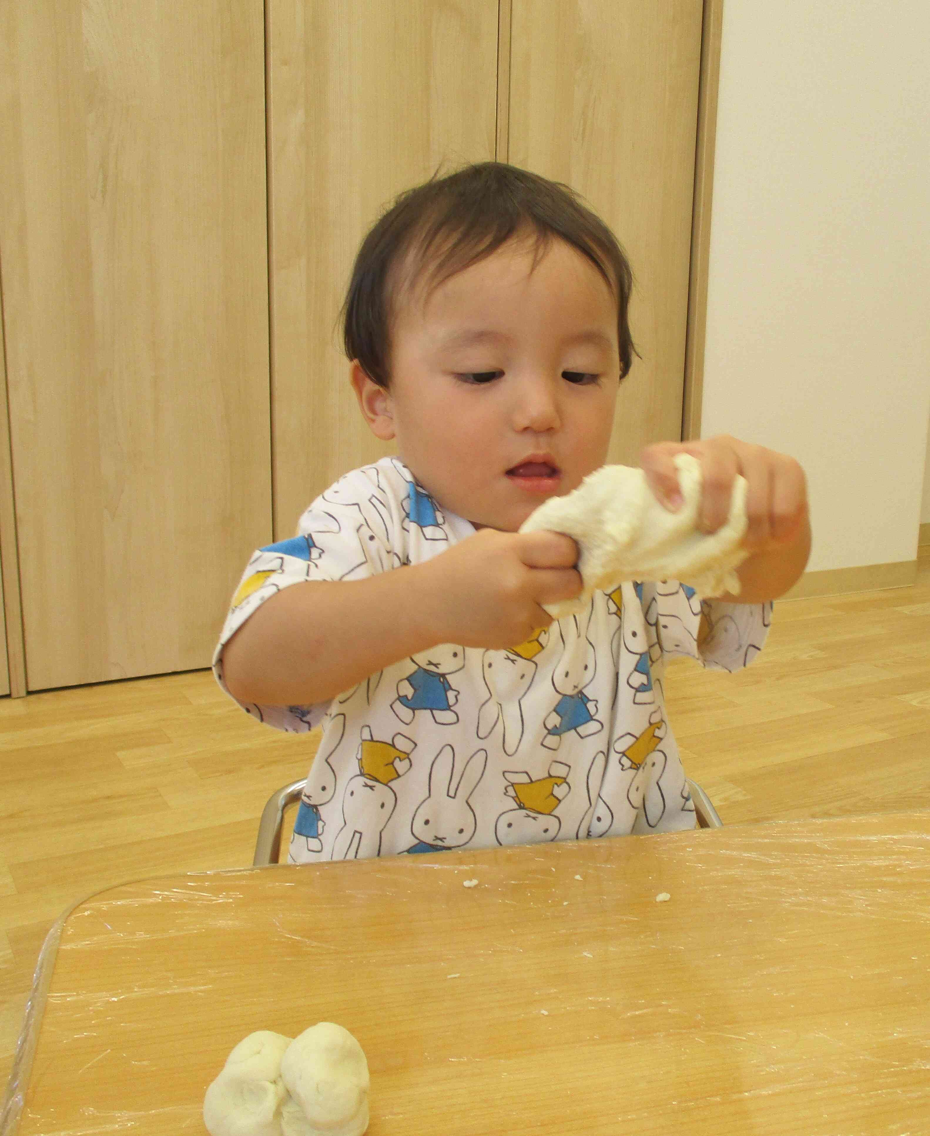 がんばってこねこね