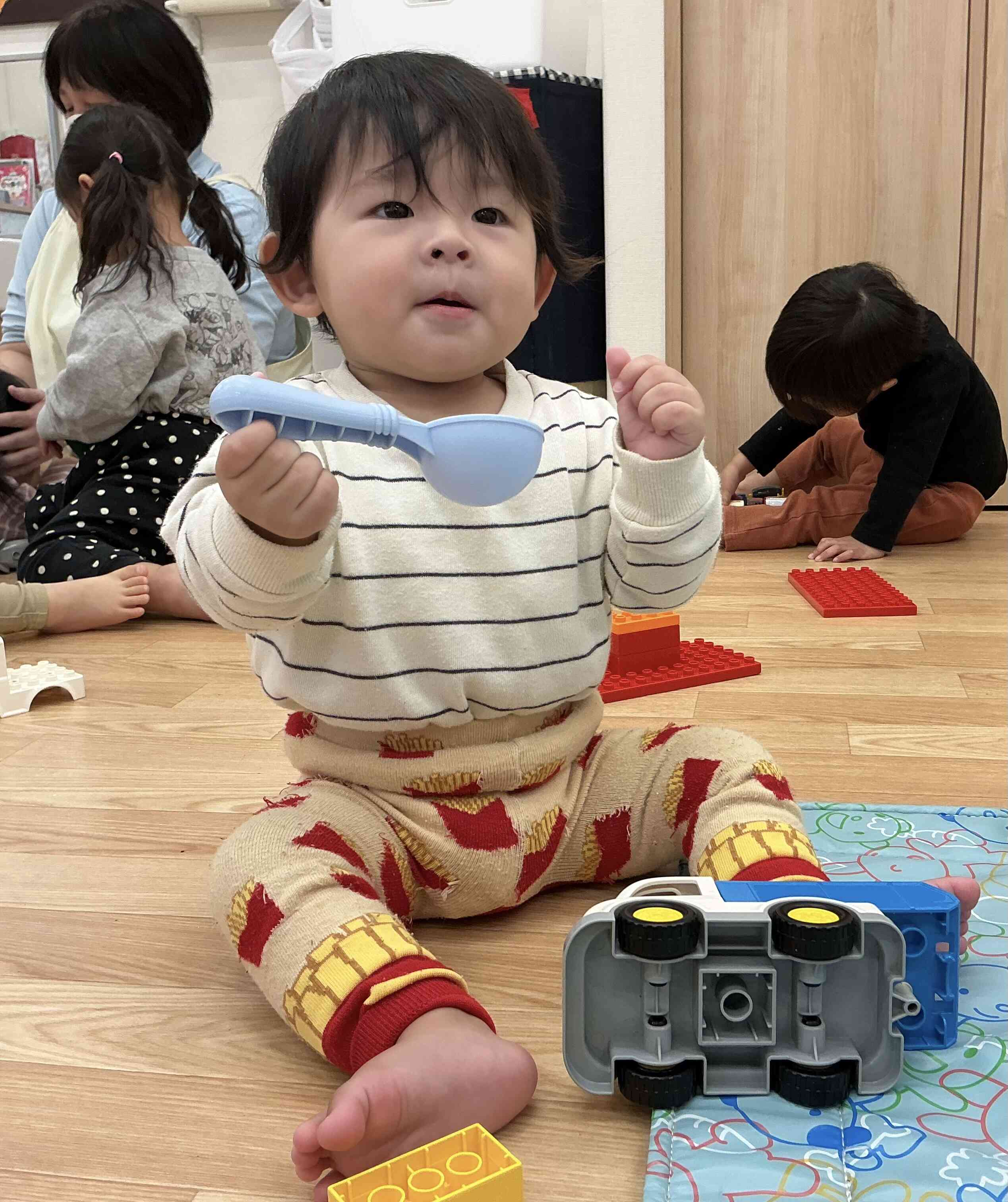 スプーンを持って