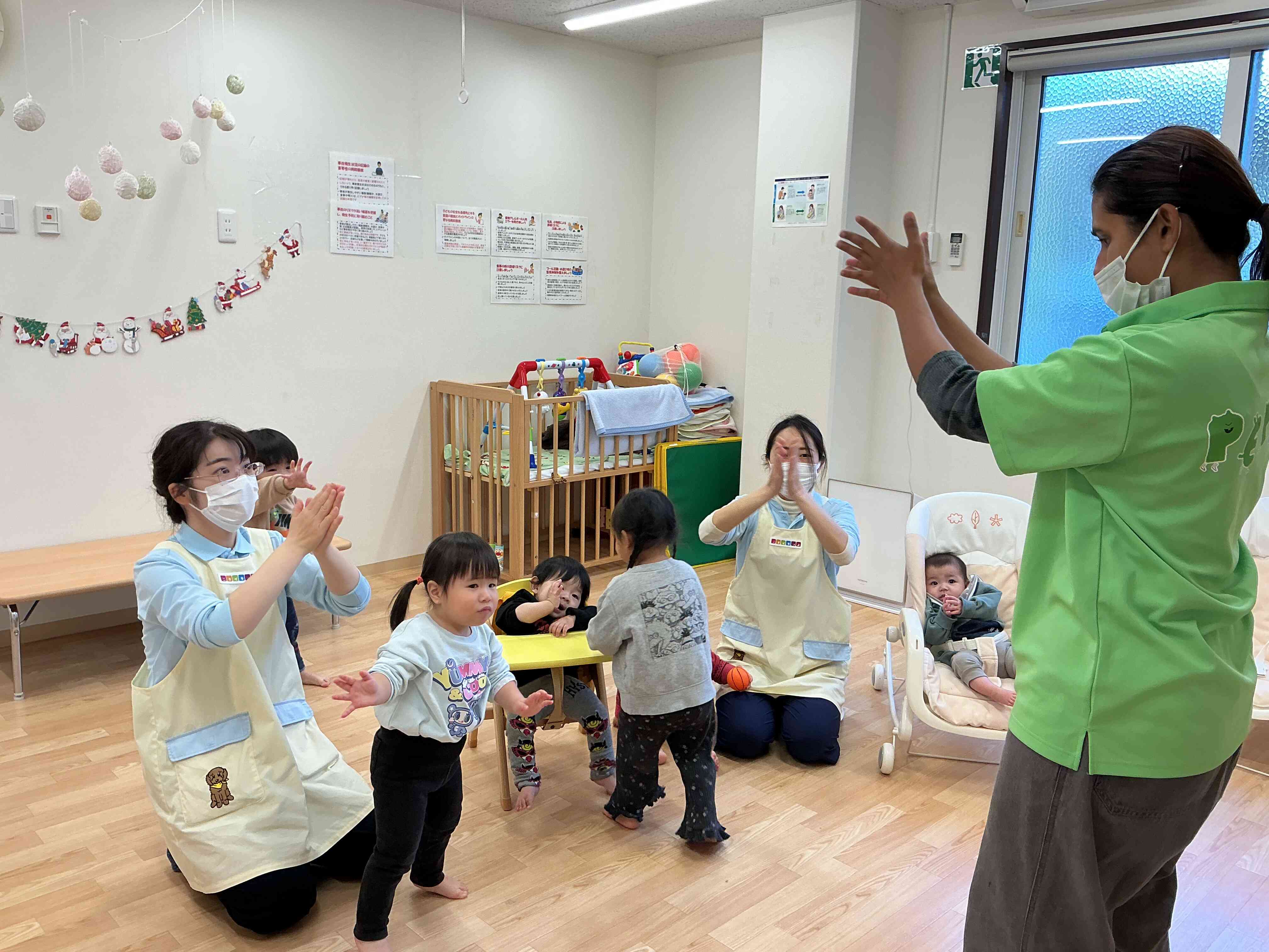 クリスマスの歌に合わせてダンス！