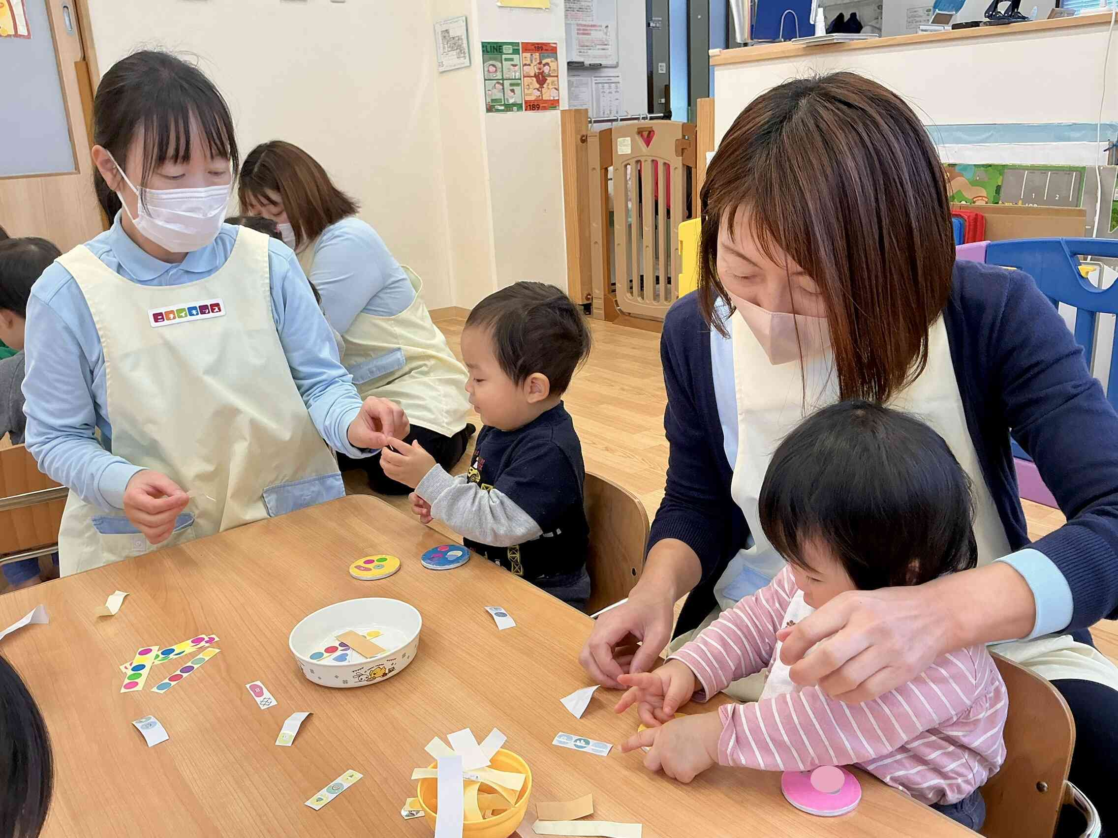 0歳児クラスのお友だちも上手にシールを貼れました。