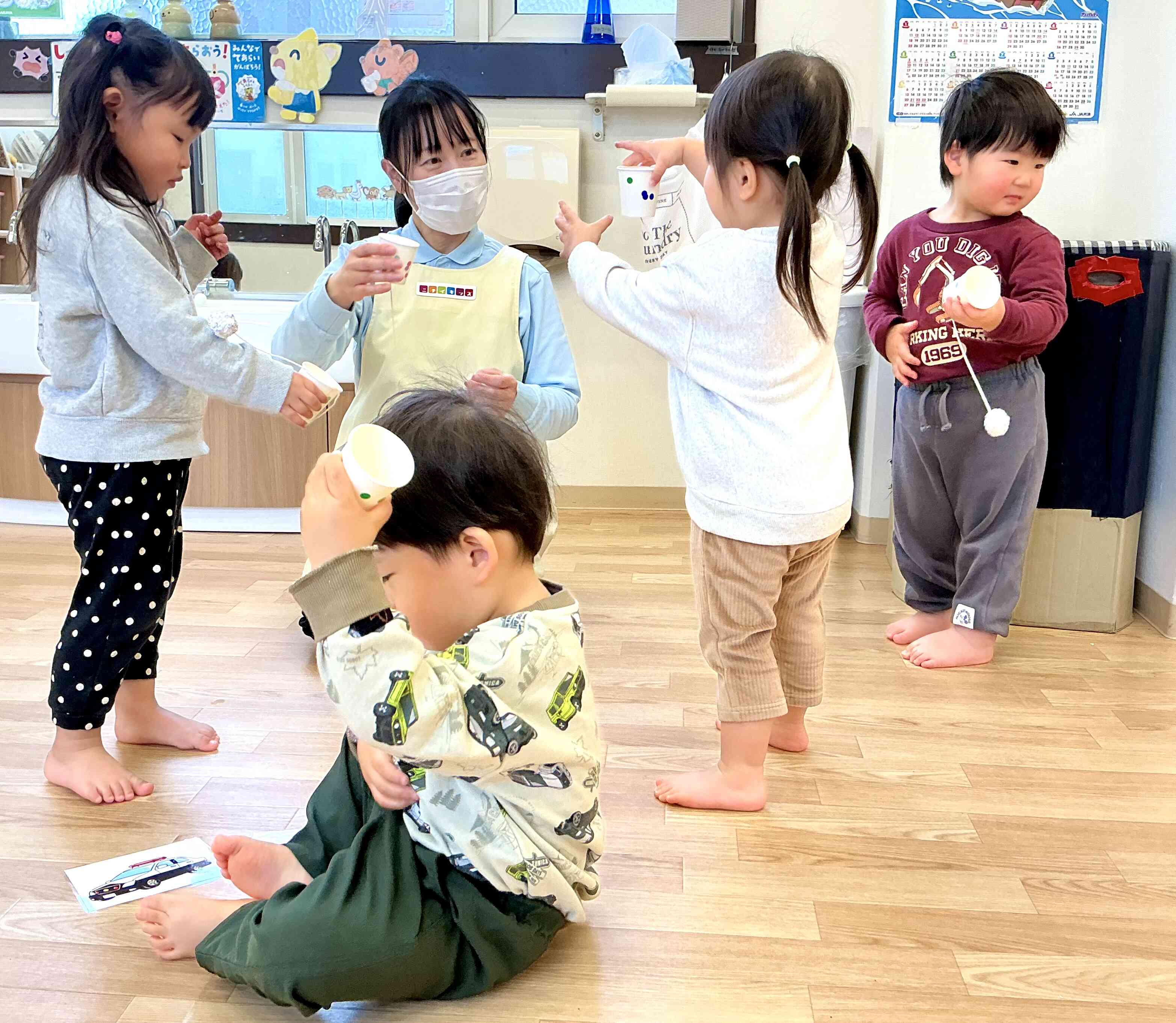 紙コップけん玉、上手に中に入れられたお友だちもいました。