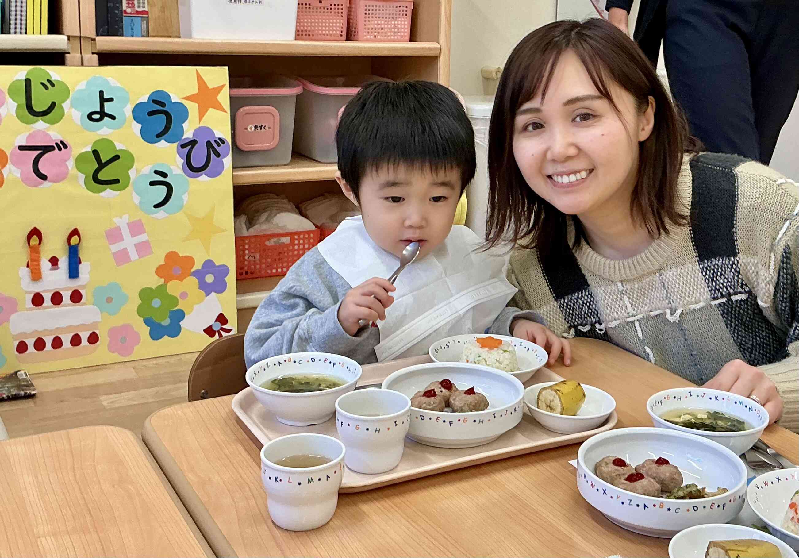 お母さんと食べる給食、おいしいね!