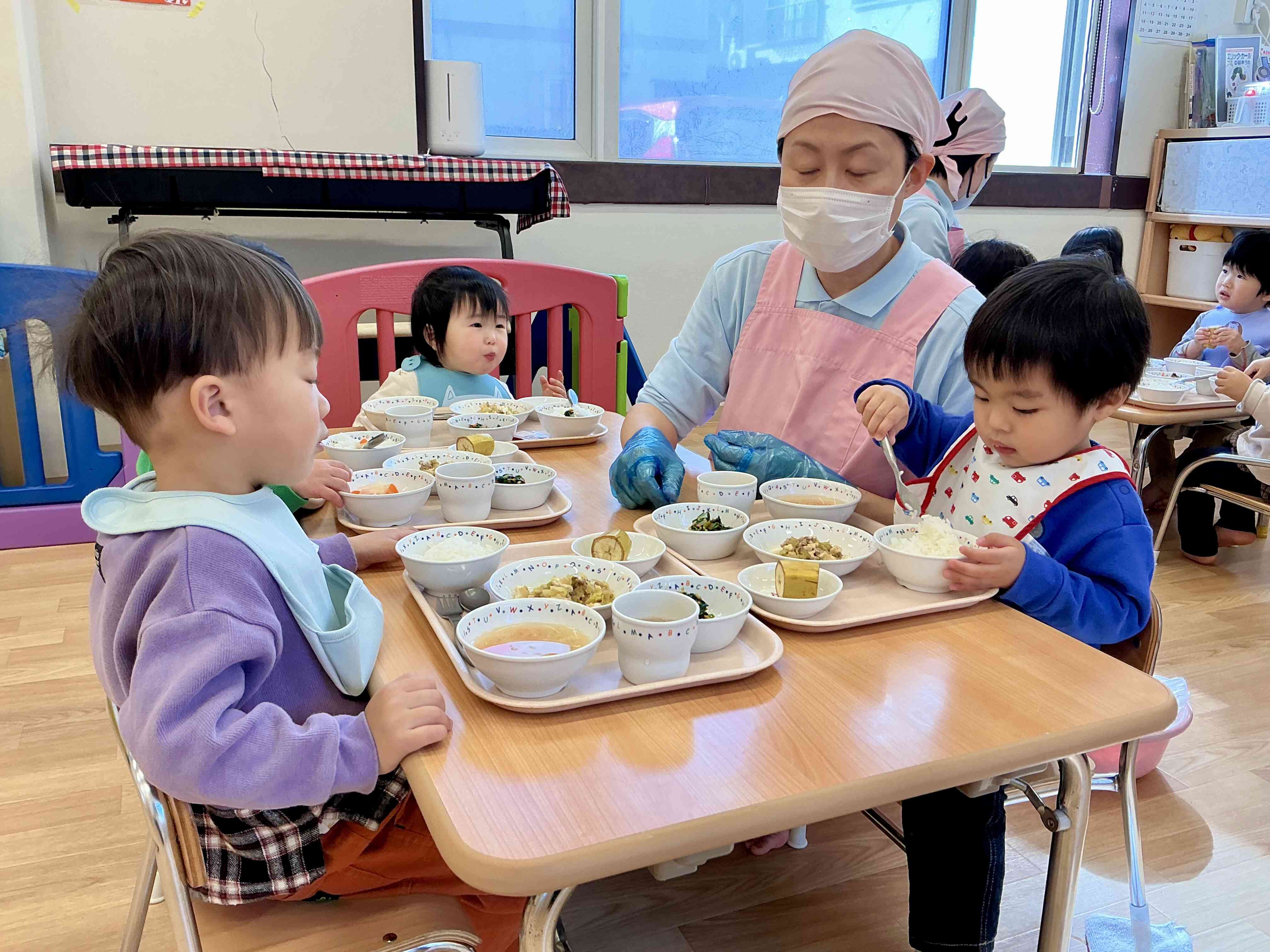 みんなで食べるお給食、おいしいね！