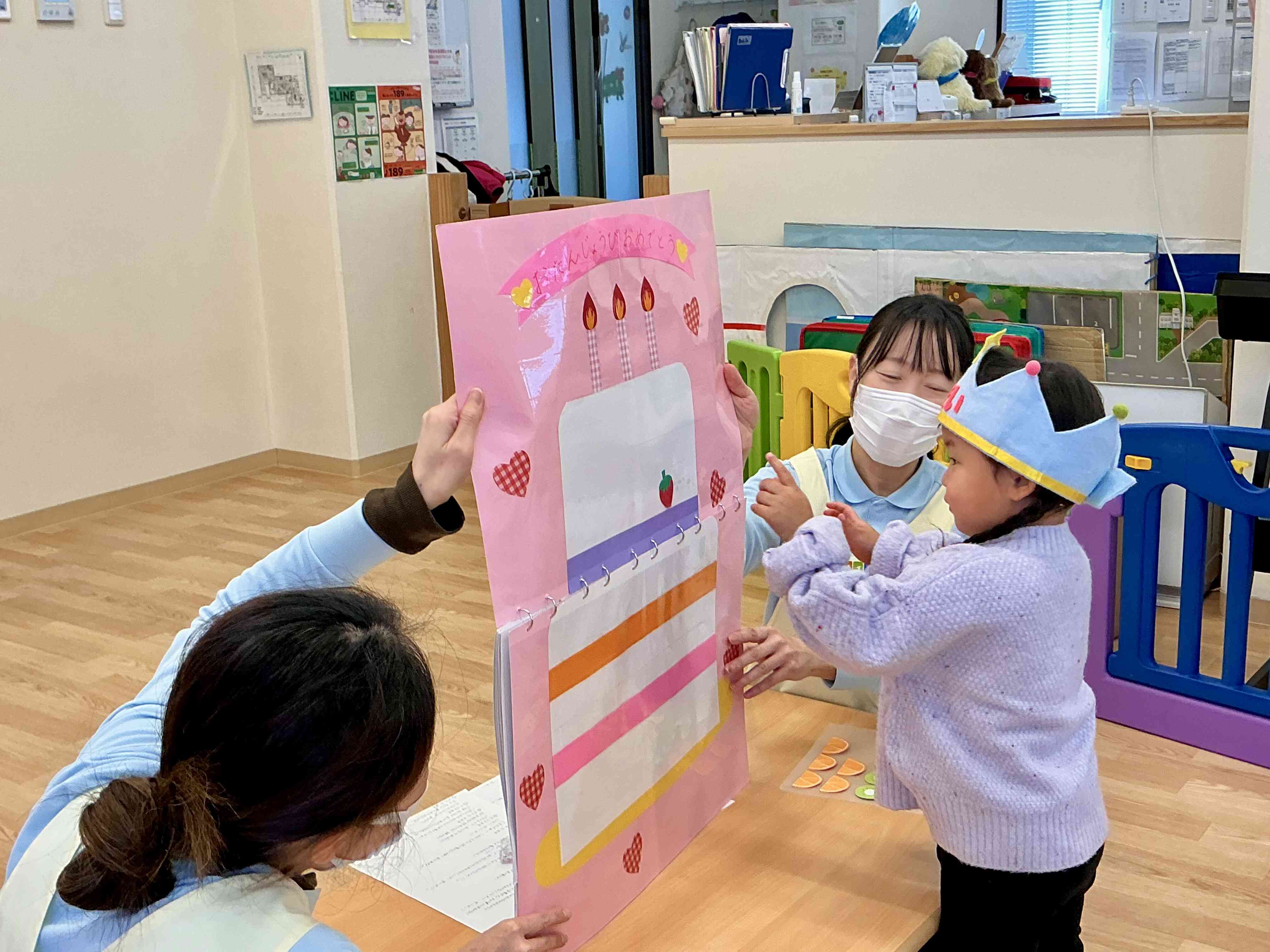 小さなケーキに魔法をかけて、みんなで食べられる大きなケーキにしました!