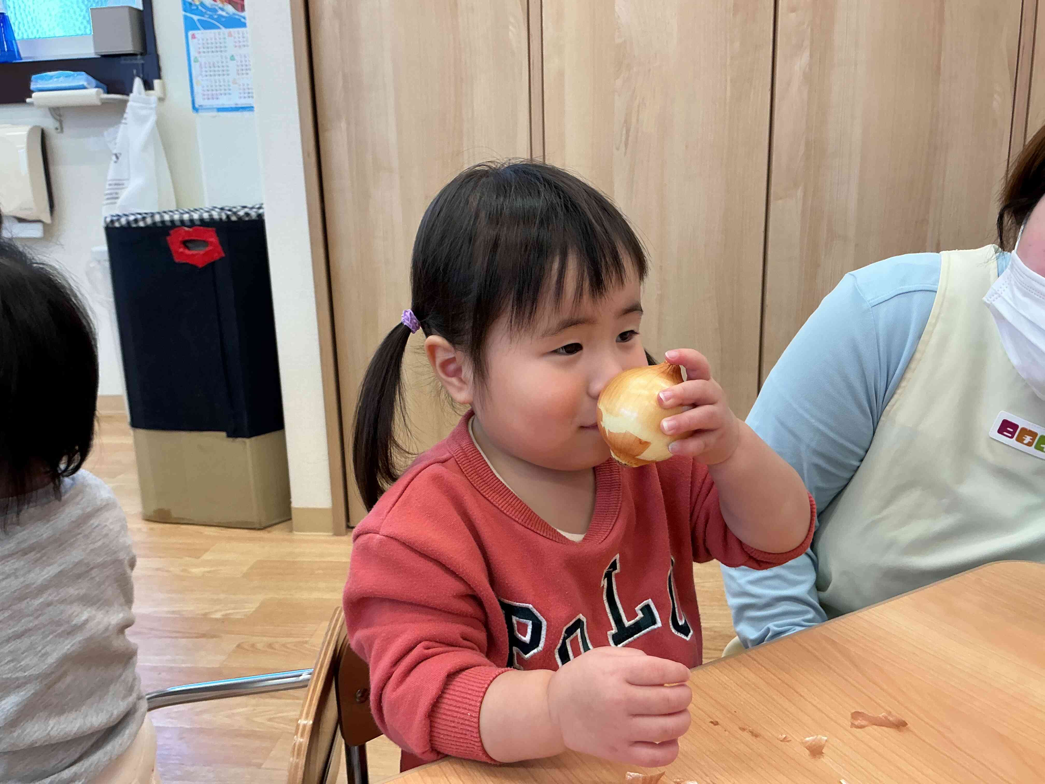 たまねぎのにおいかいでみよっと