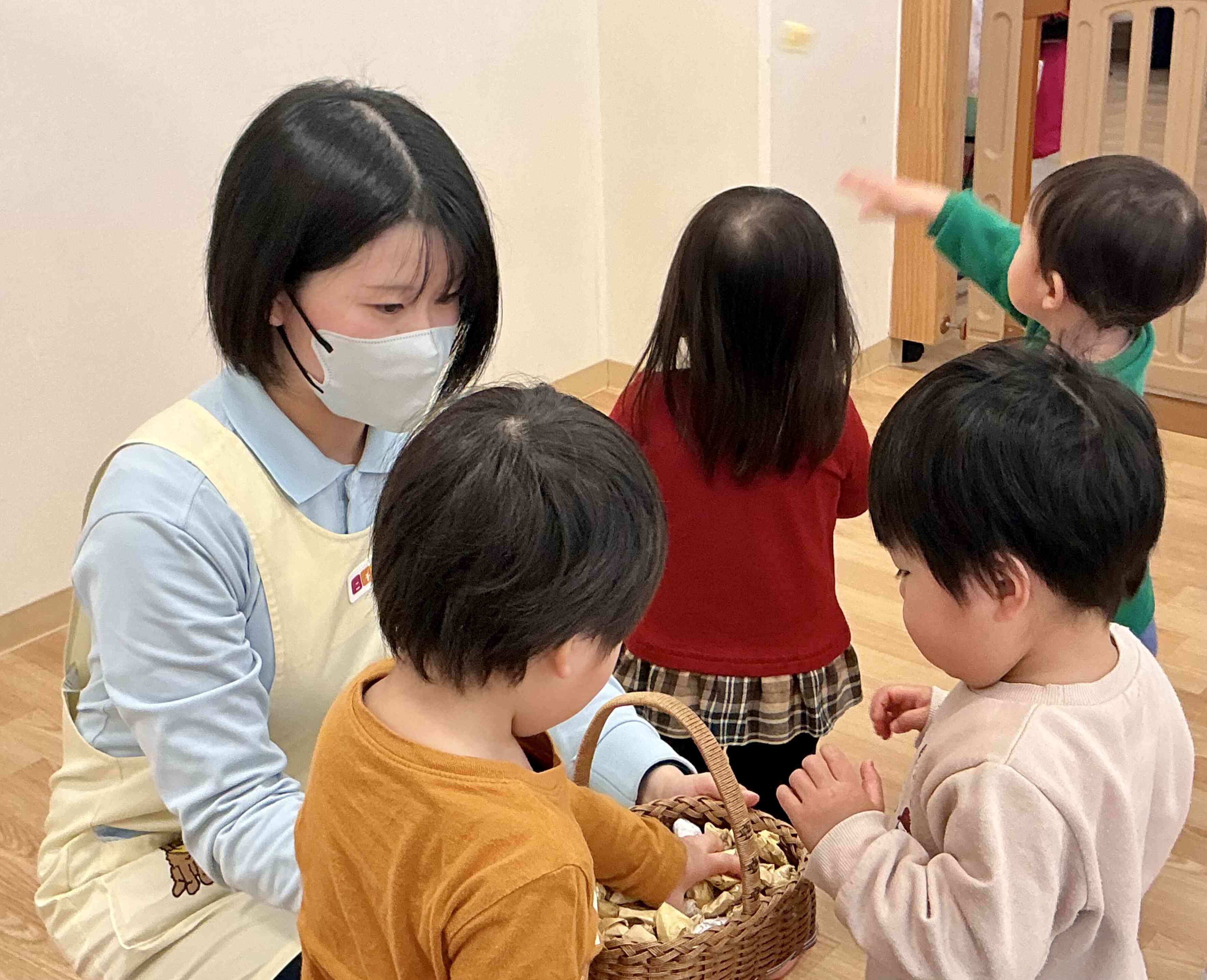 紙で出来たお豆をオニさんに当てるよ！