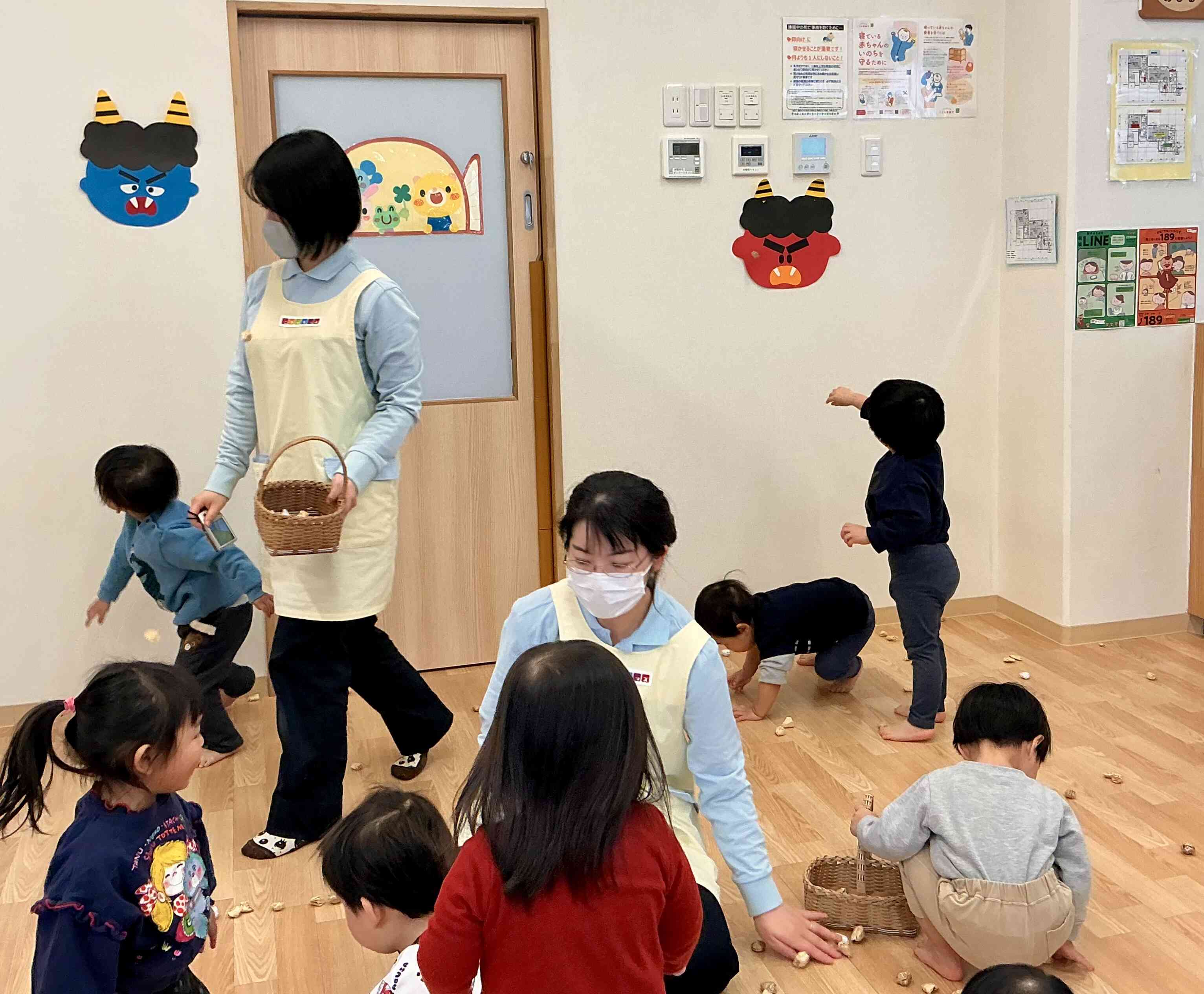 みんなのいろんな鬼さんを追い払おう！「オニは〜そと！」「福は〜うち！」豆まきごっこを楽しみました。