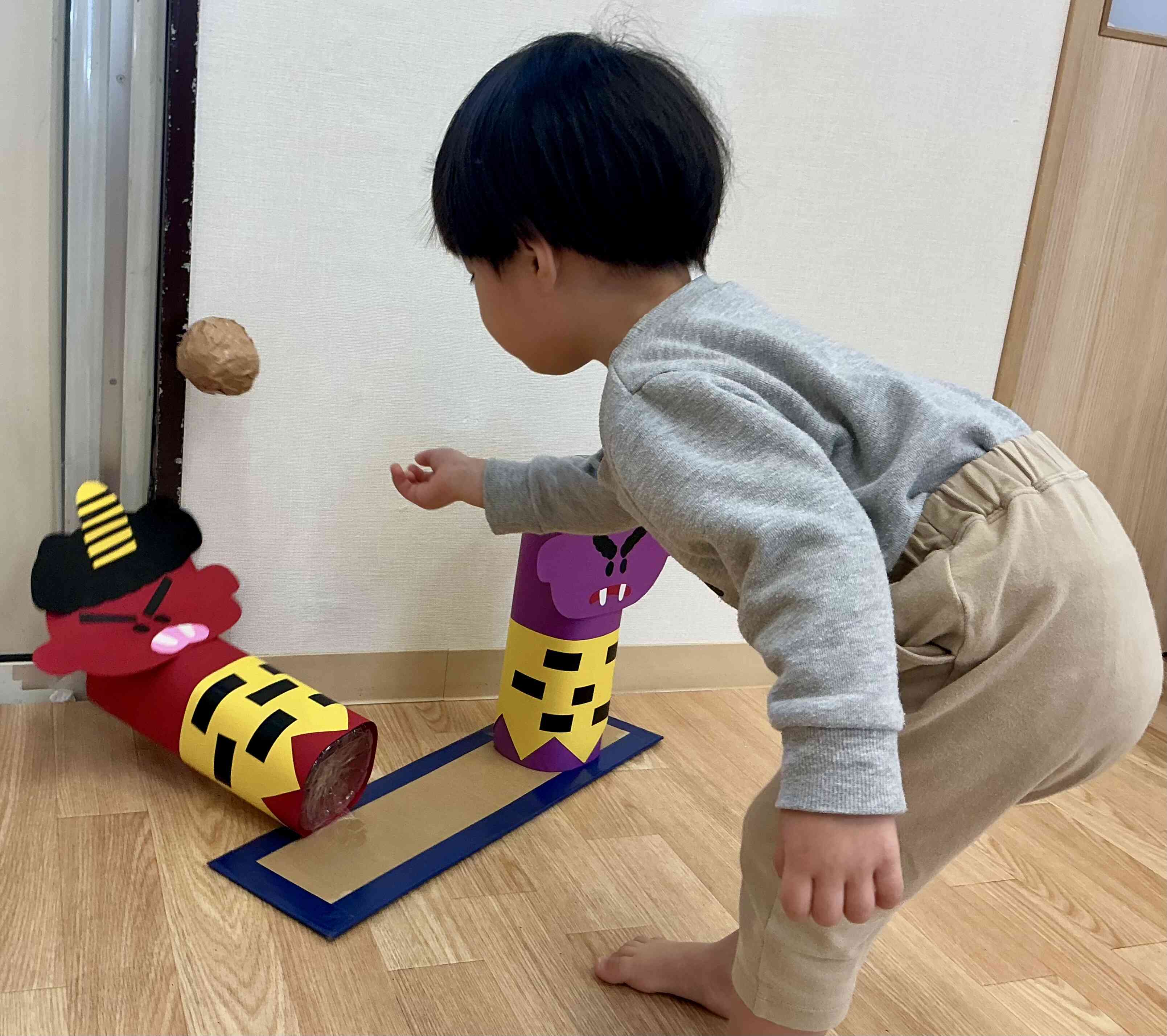 オニは〜そと！オニは〜そと！