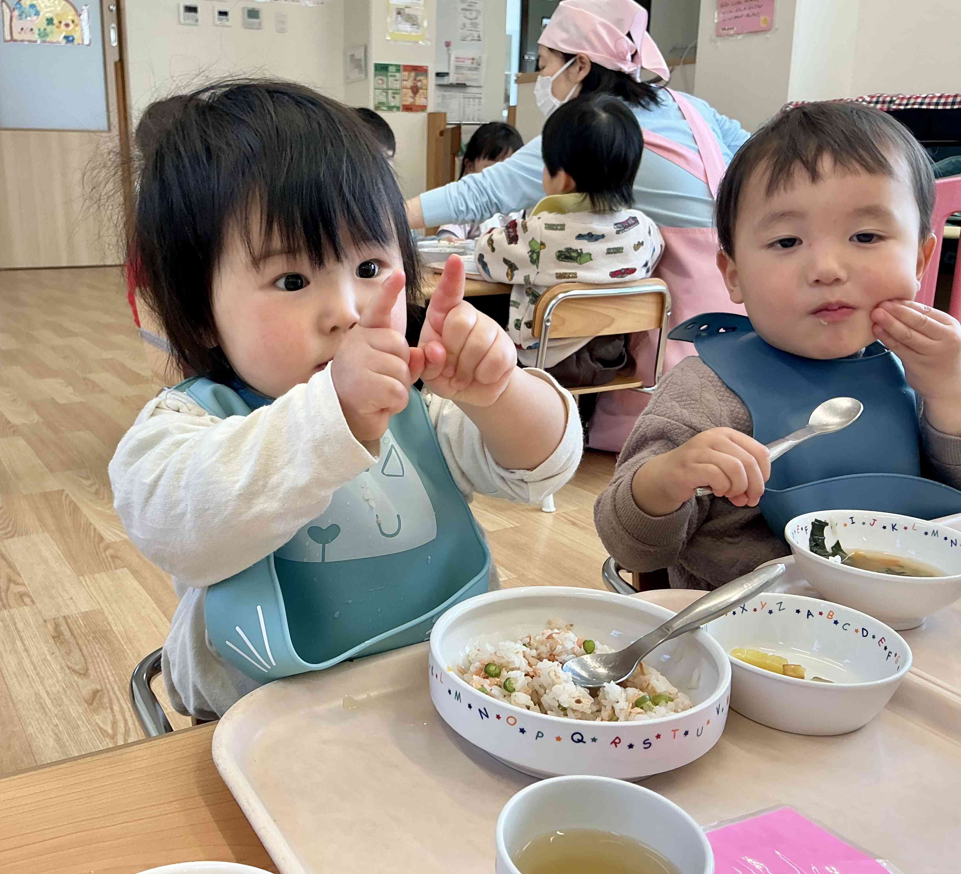 おいしい給食、いっぱい食べるよ。おいしくてほっぺがおちそう・・・？