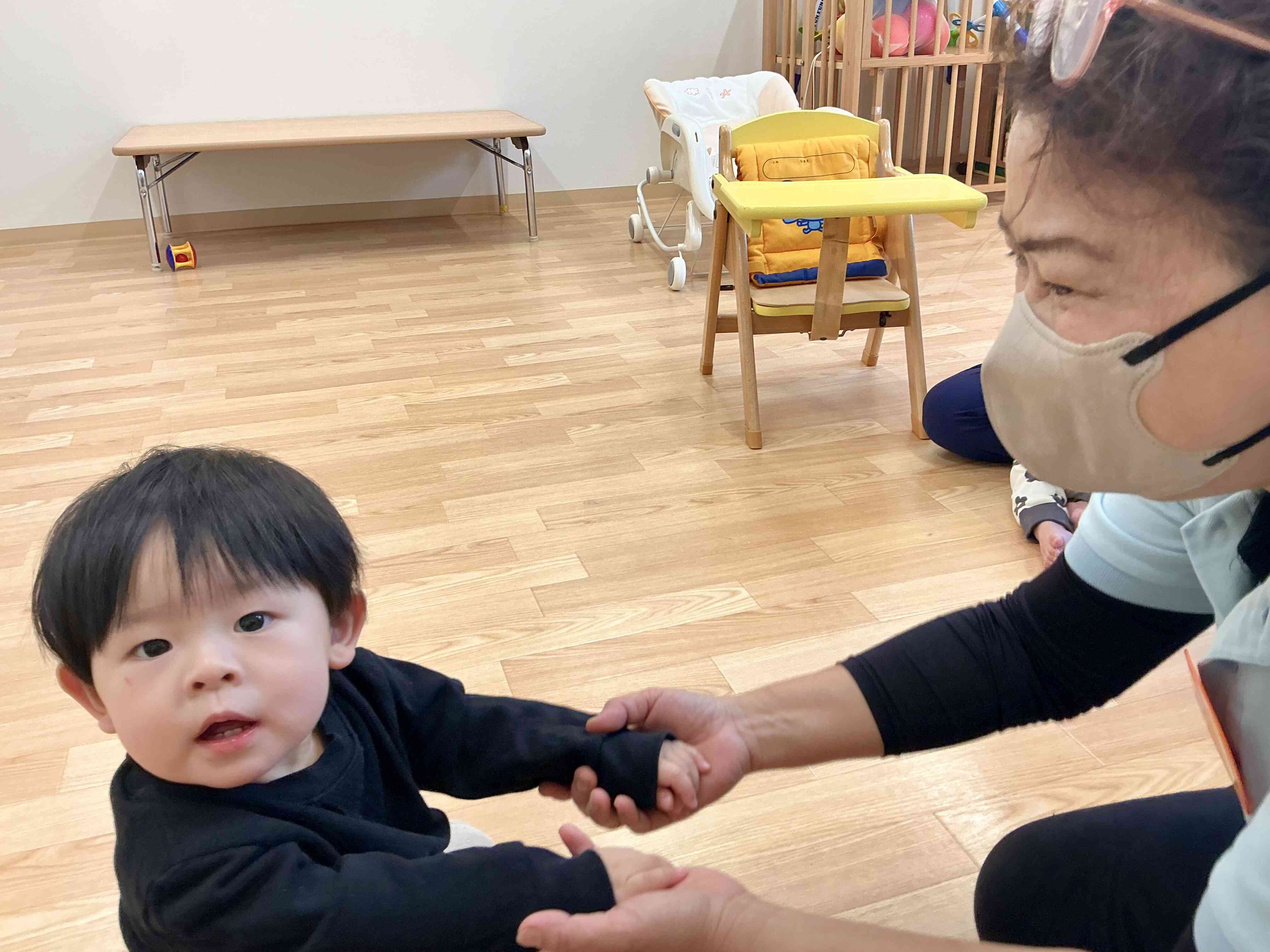 英語の先生とgood-byeソング！手を繋いでバイバイが出来たね！