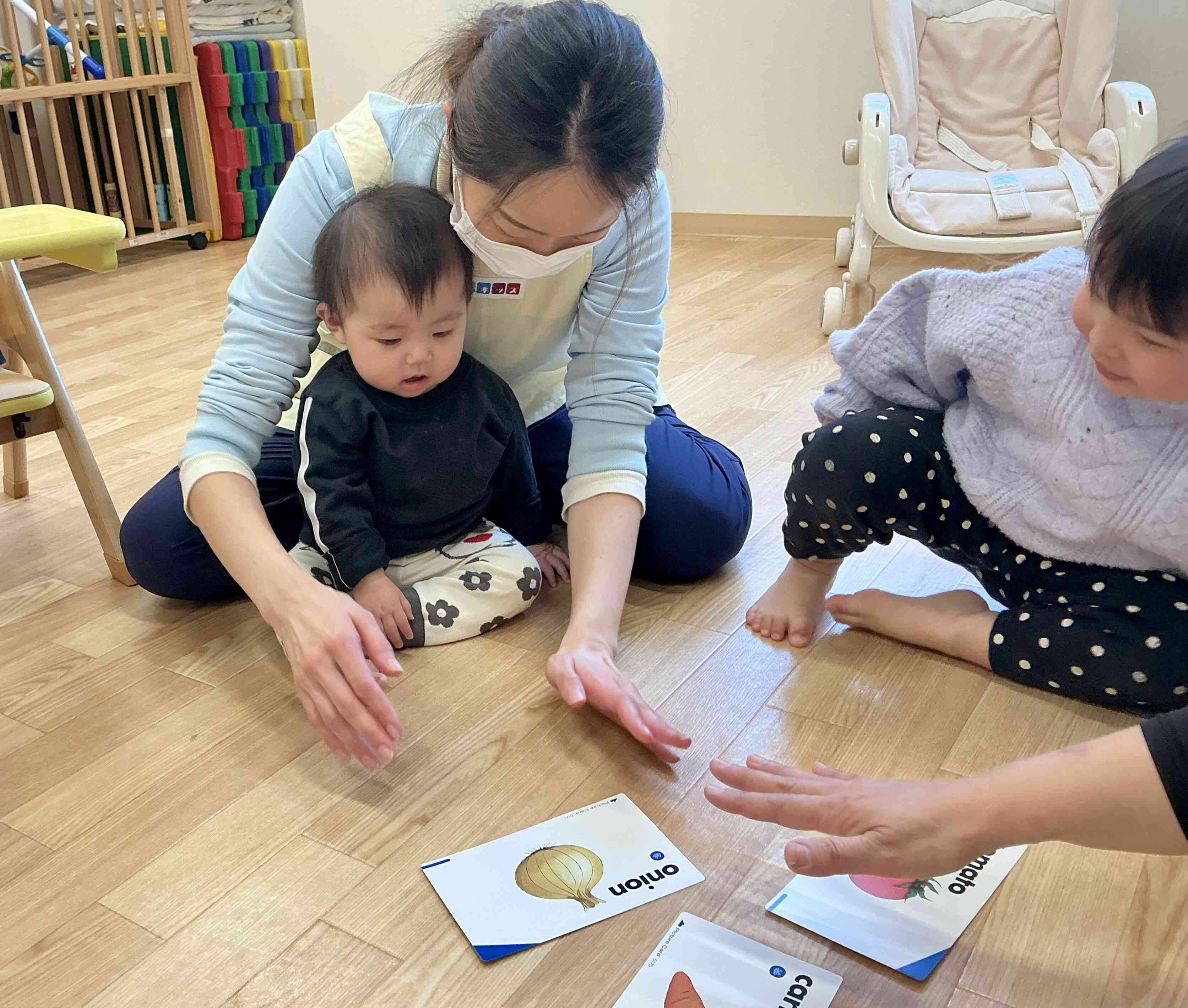 「onion」を見つけた0歳児のお友だち