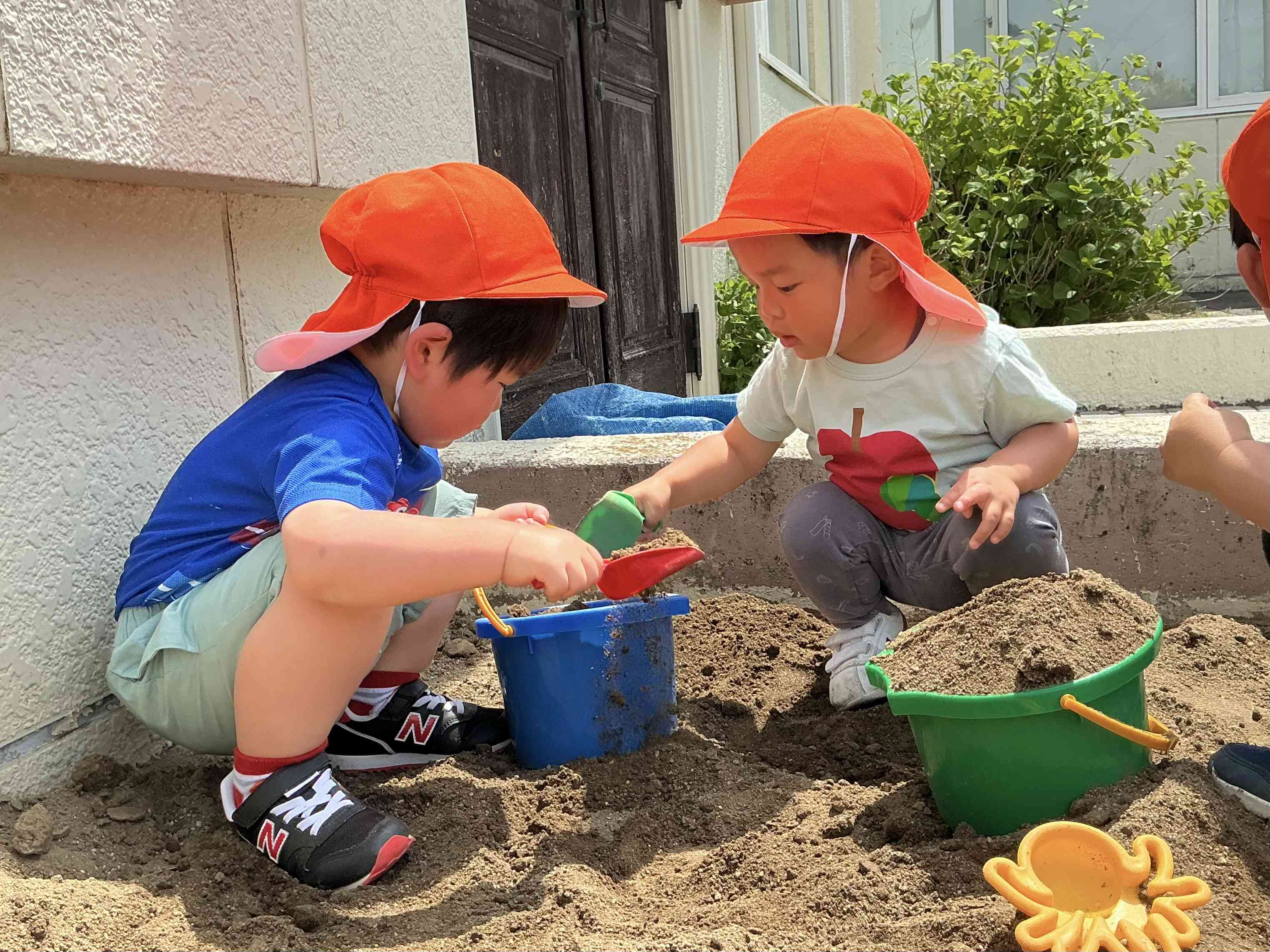 砂遊び(2歳児)