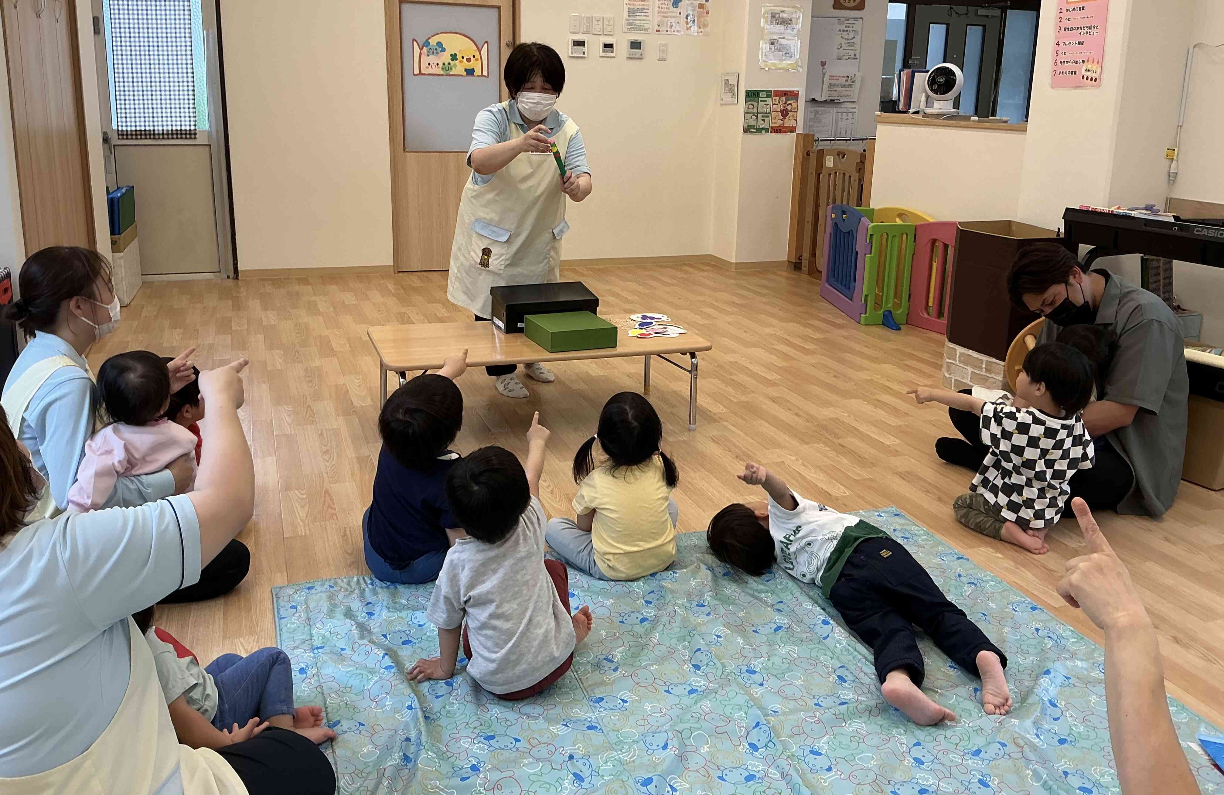 チチンプイプーイ!呪文をみんなで唱えたら、中からお花が出できたよ!