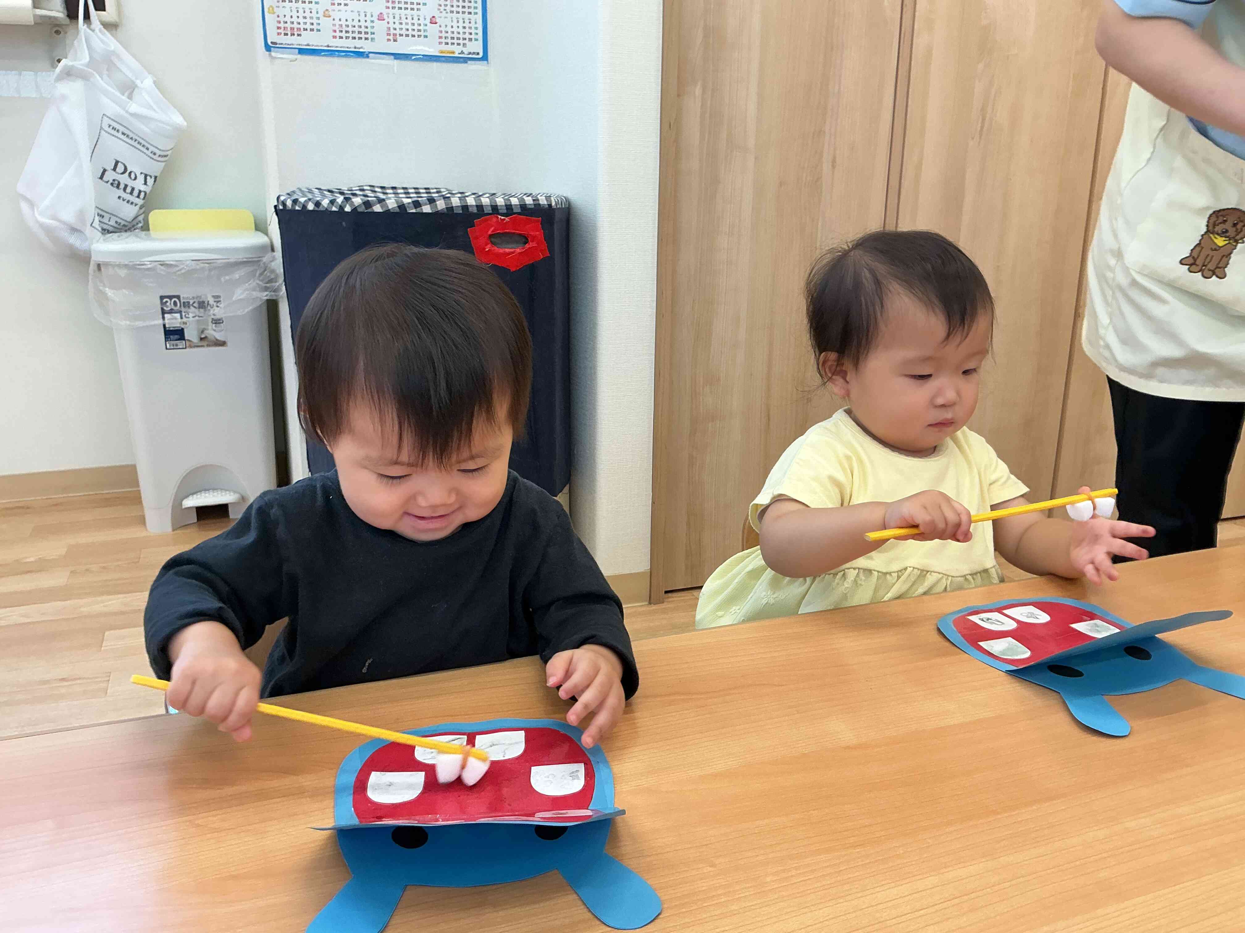 ひよこ組さんとあひる組さんは歯磨きごっこ。