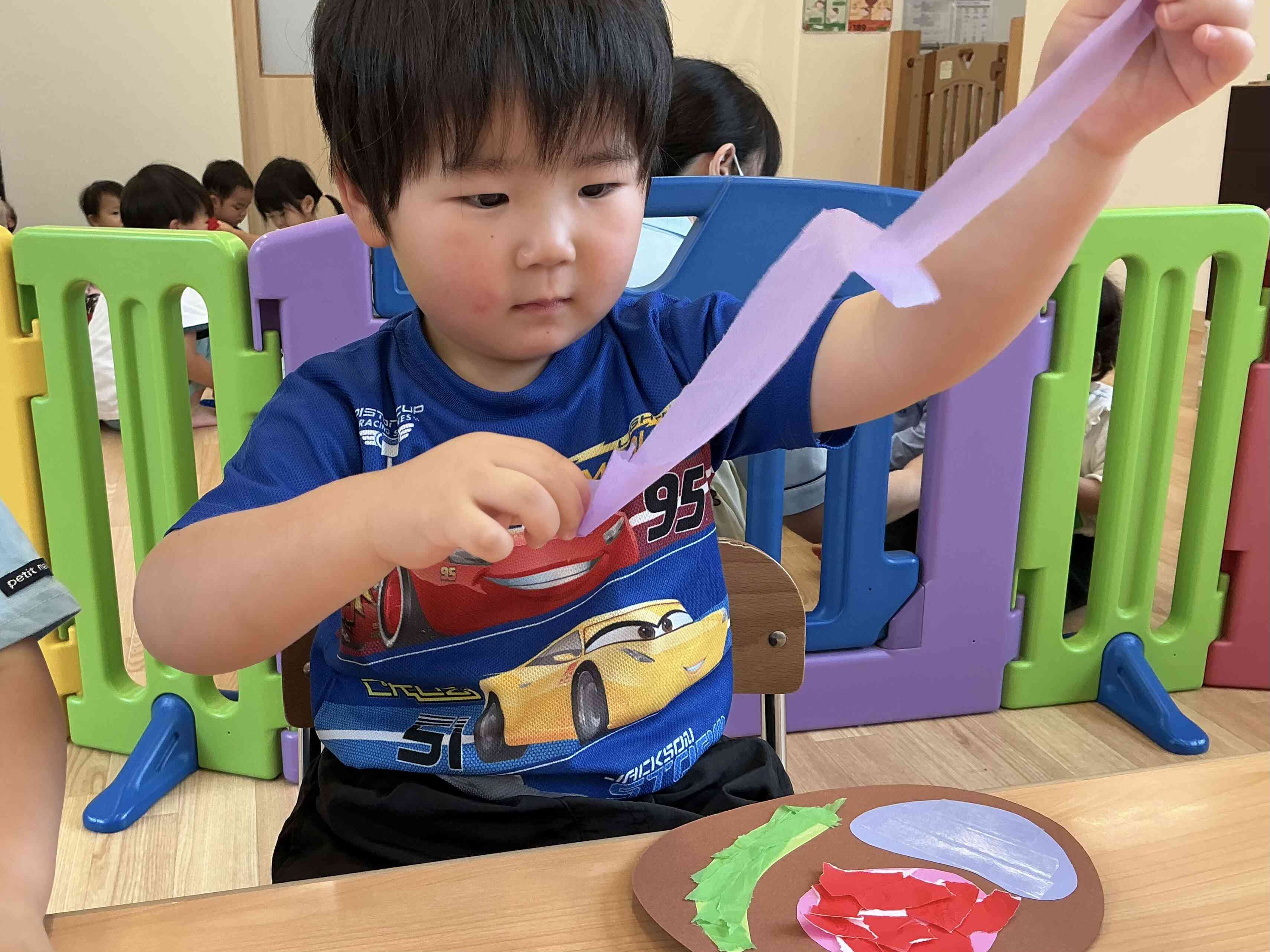 製作の様子（2歳児）