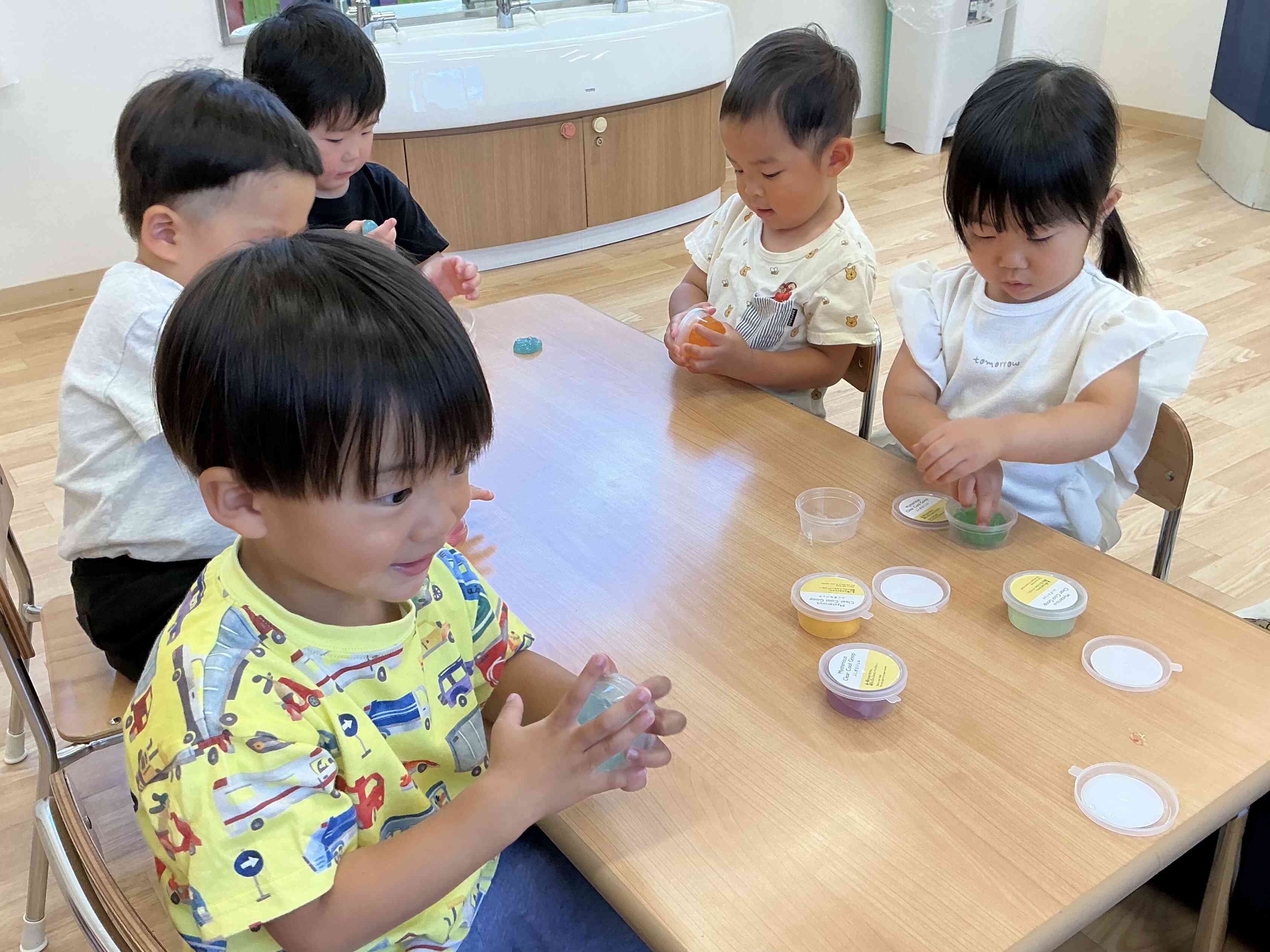 製作の後はみんなでスライム遊び