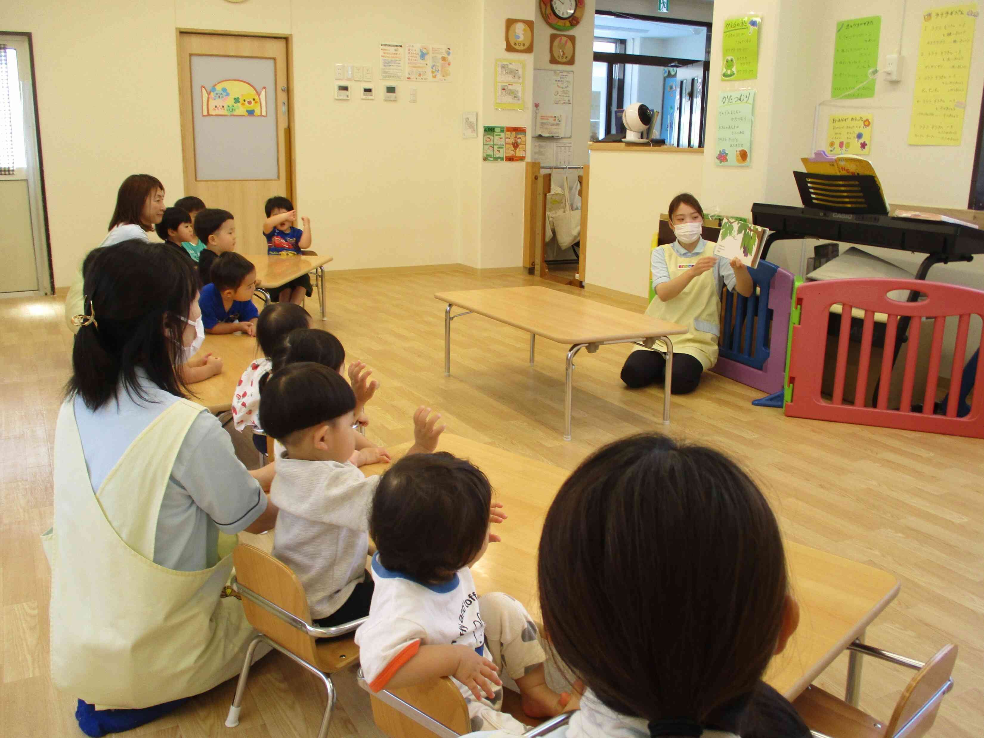 絵本の読み聞かせ