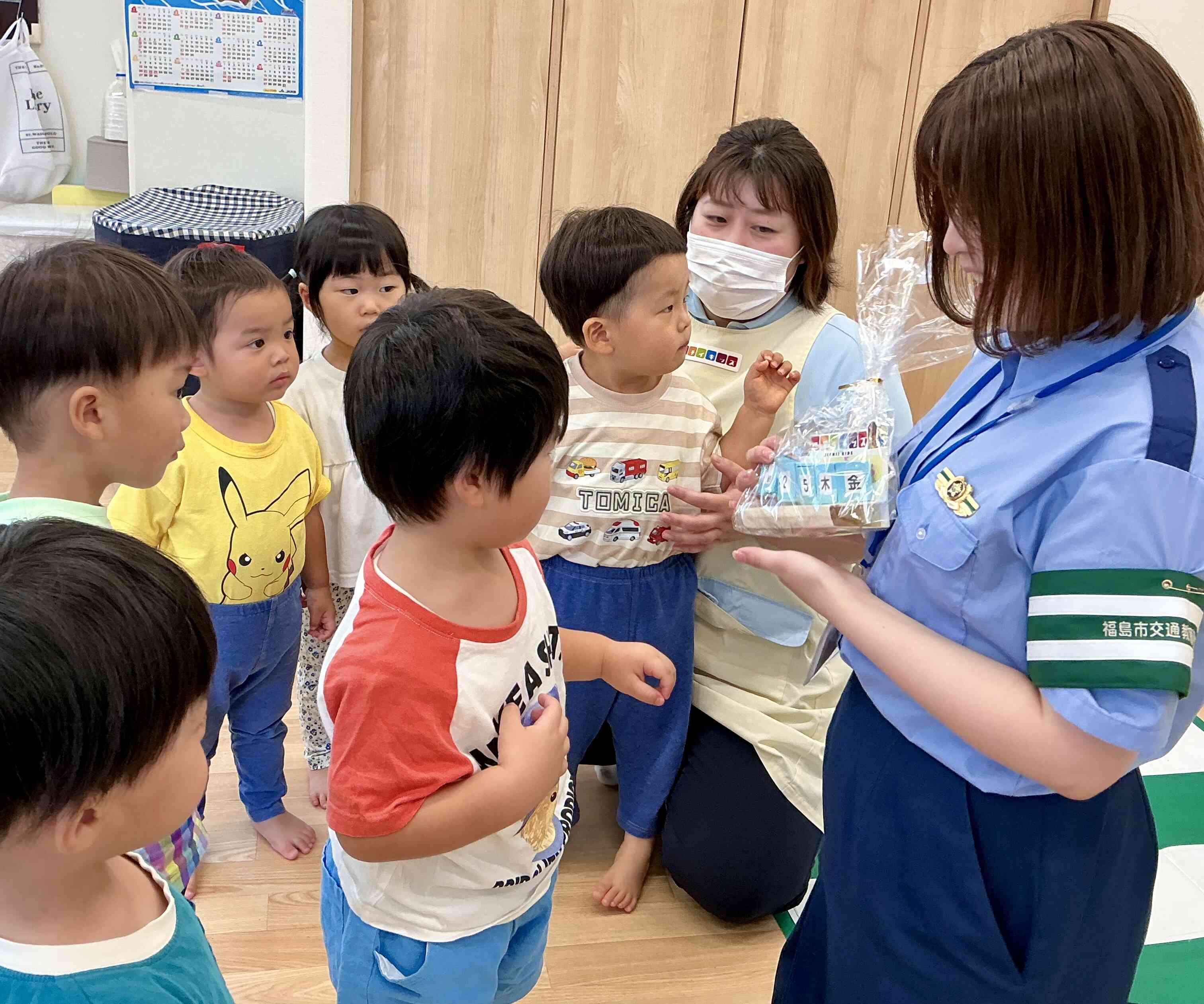 最後に2歳児クラスのお友だちから講師の先生に「ありがとう」とプレゼントを渡しました。