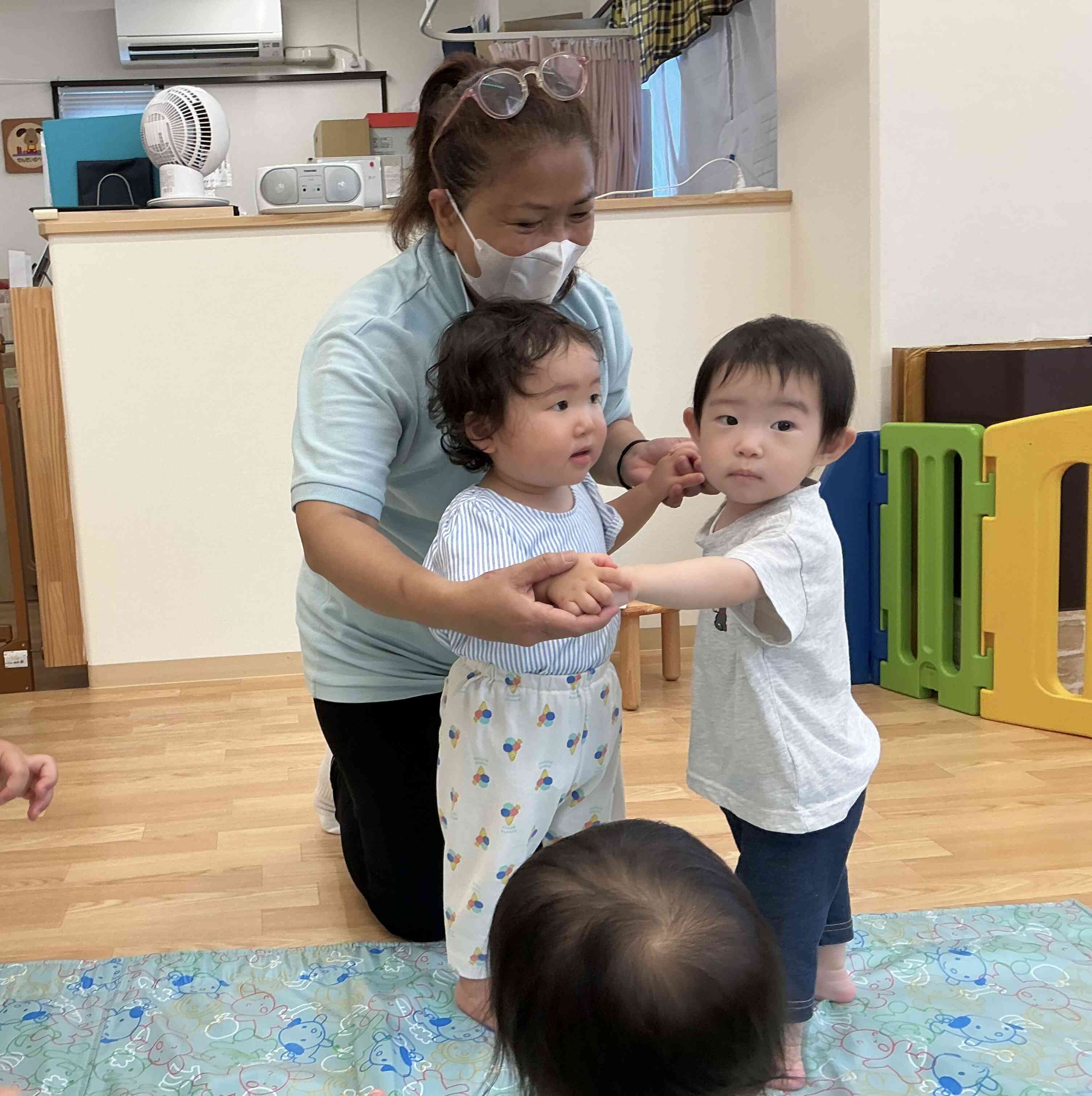 最後はペアになって手を繋いで「Good bye song」。来週も楽しみだね。