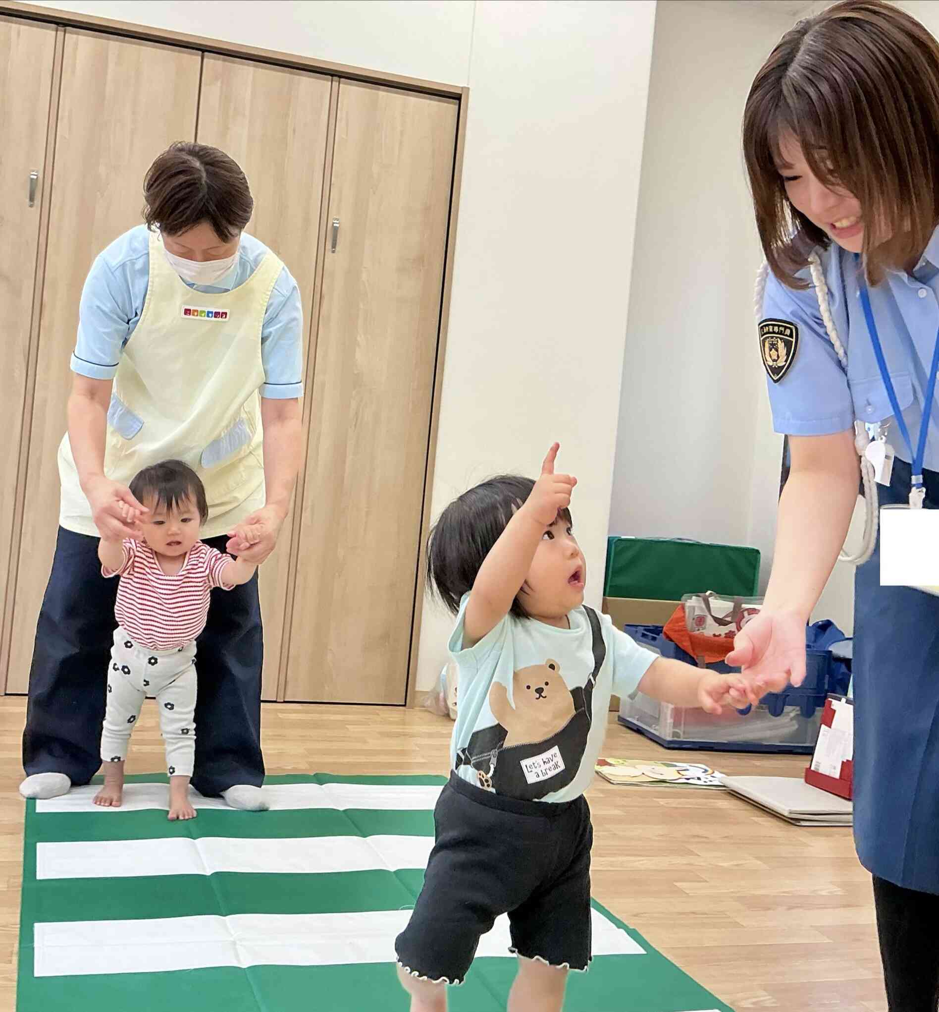 横断歩道を渡ってみたよ。「あっ!」何かを見つけたお友だち