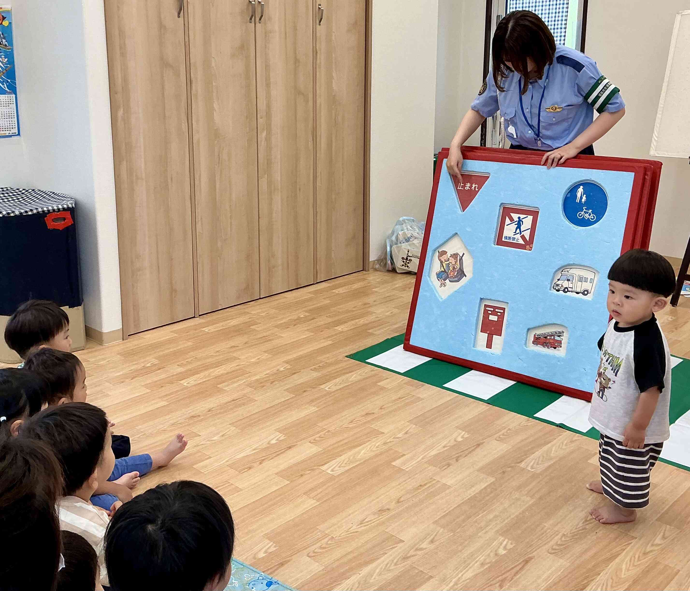道路にあるマーク(標識)をいっぱい教わったよ。