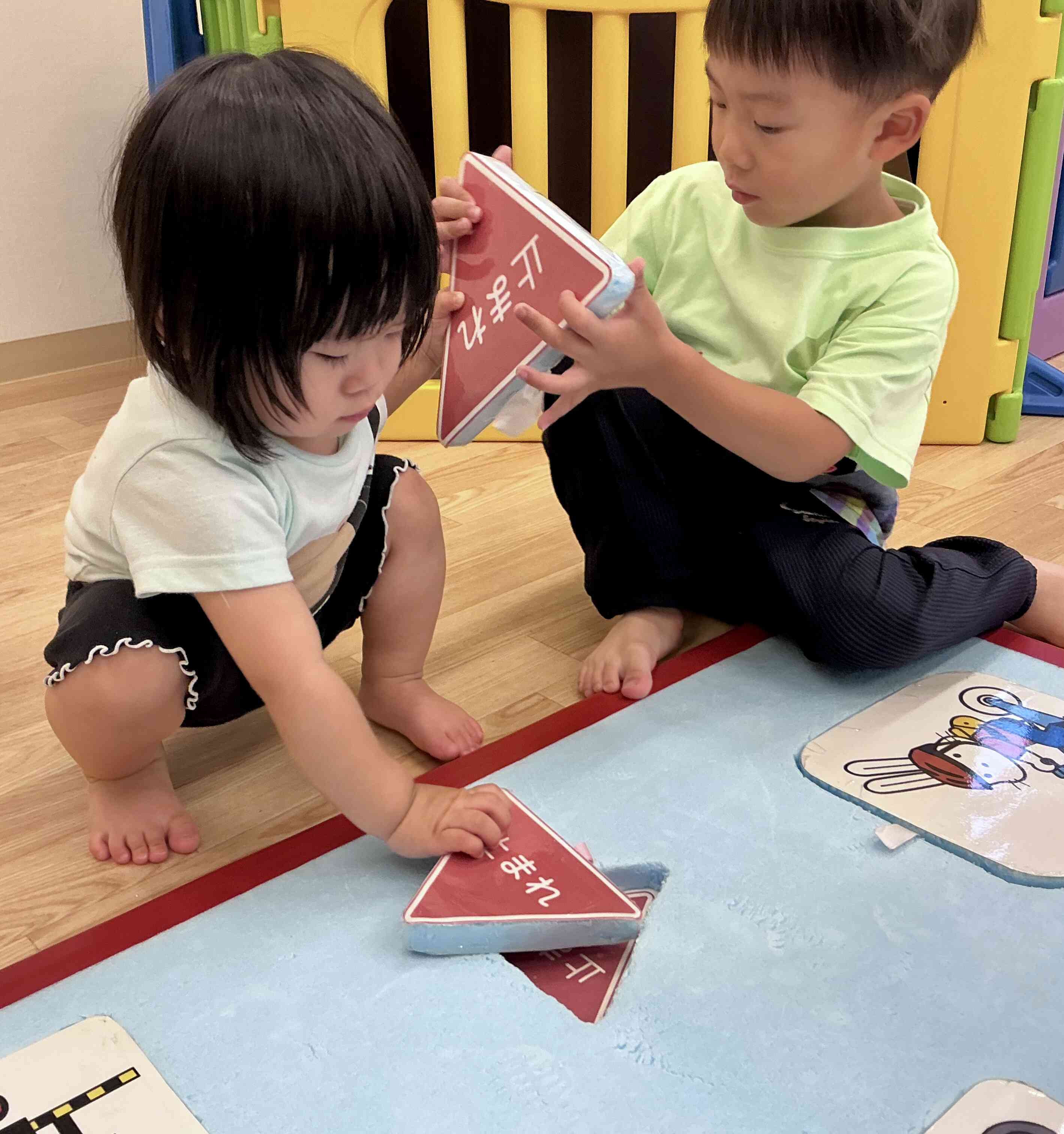 「大きさがちがうね!」「こっちかな?」2歳児クラスのお友だちが一緒にやってくれたよ。