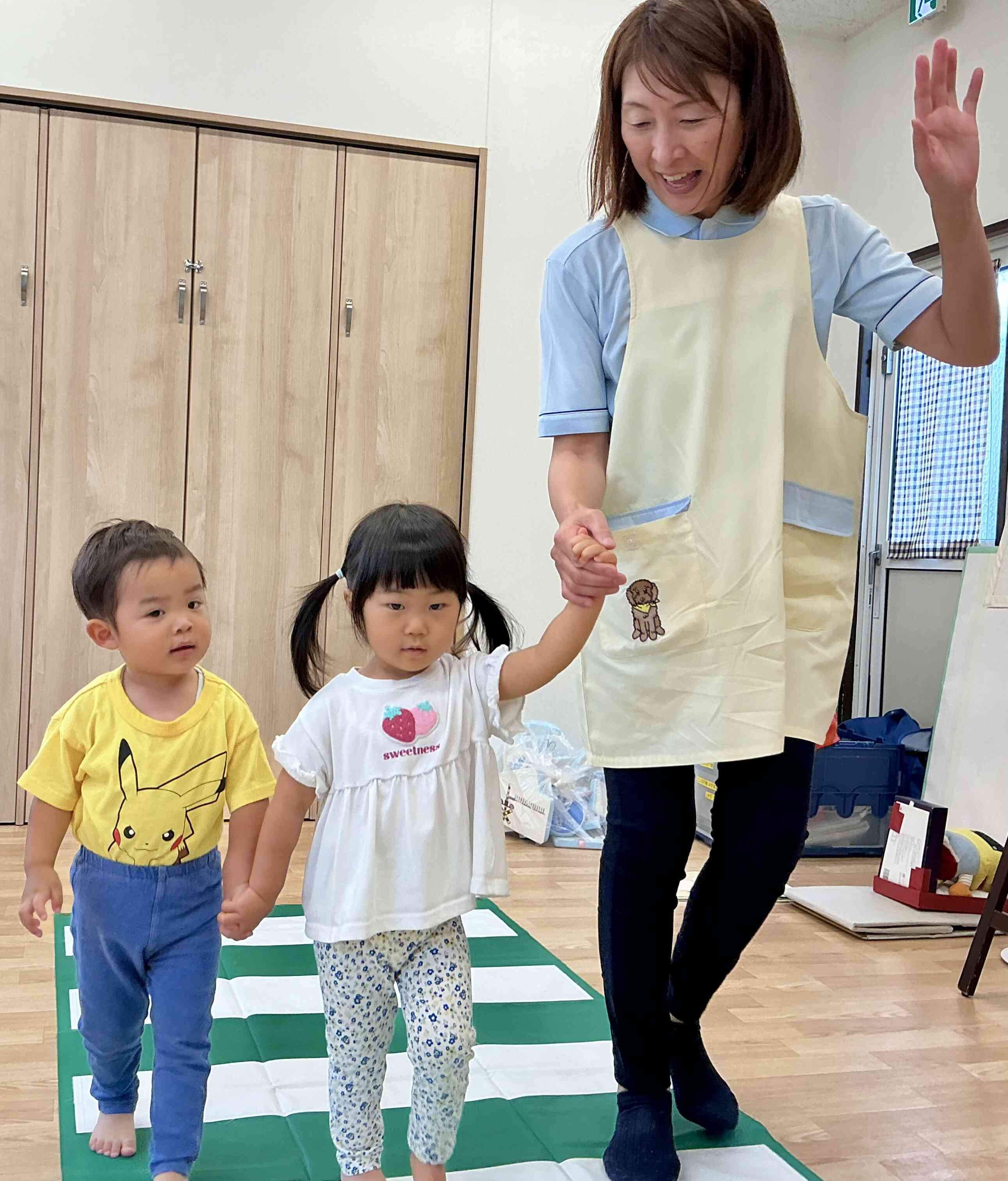 手をあげて渡ろうね!