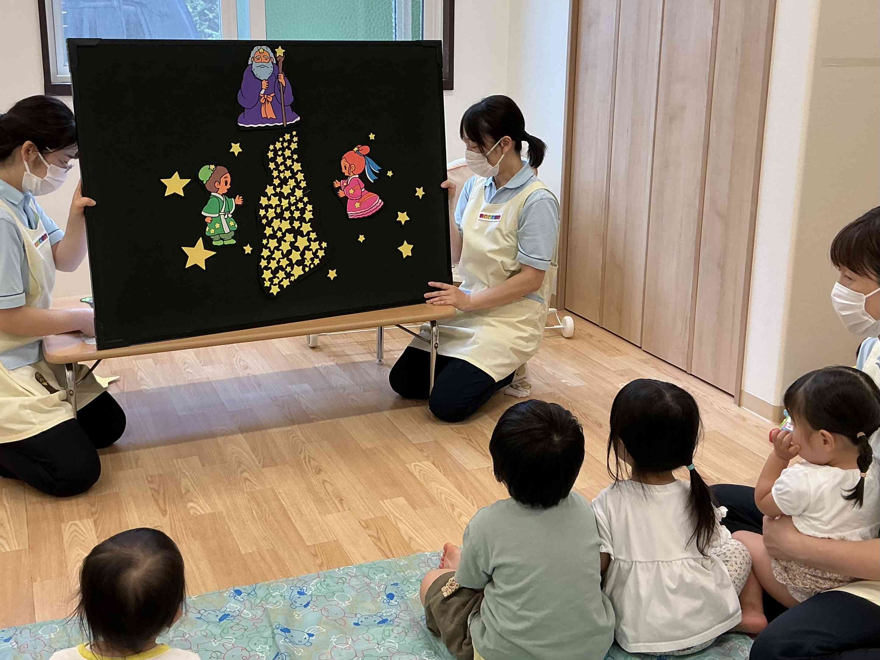パネルシアターに興味津々の様子です。