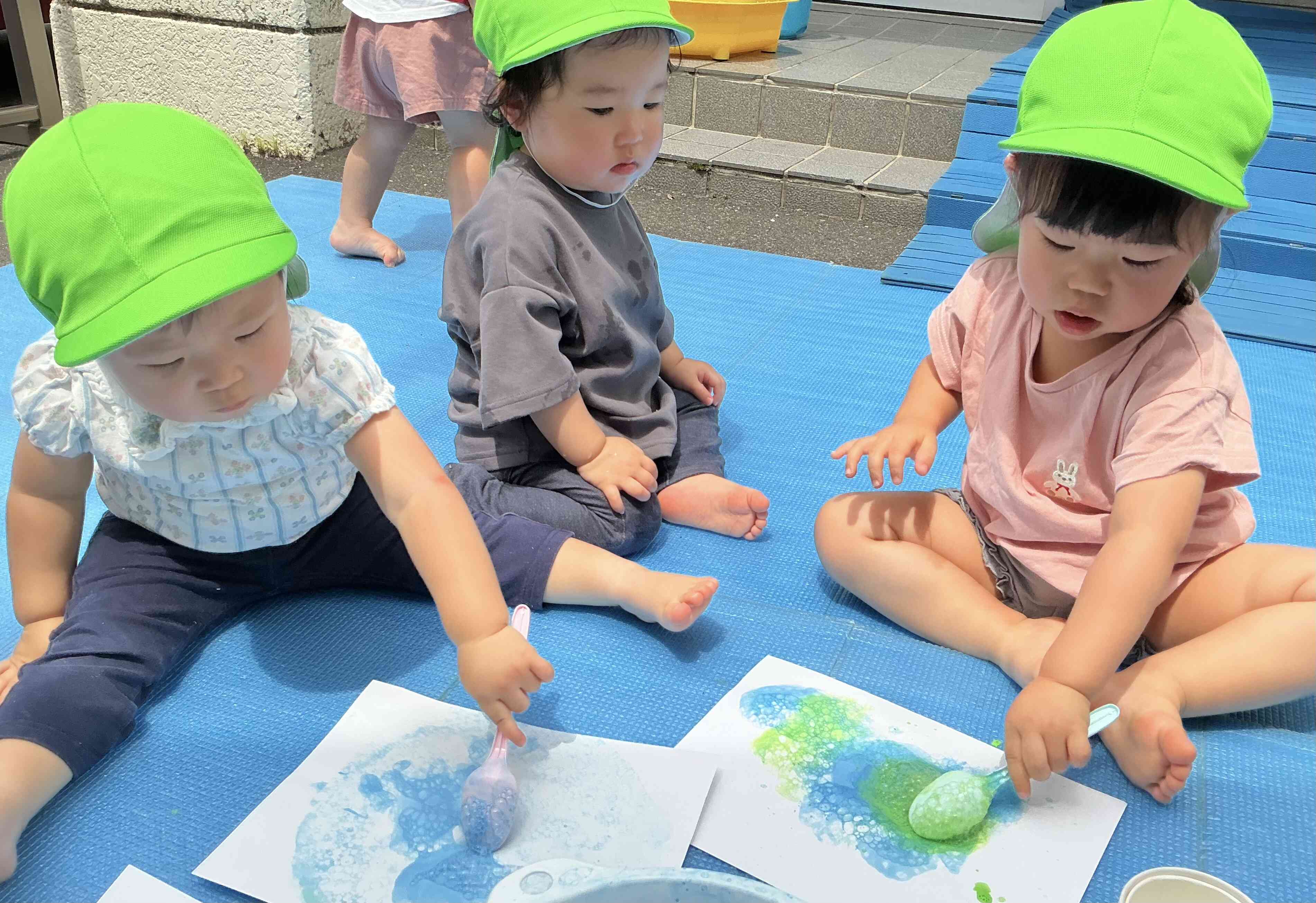 製作の様子　あひる組(1歳児）