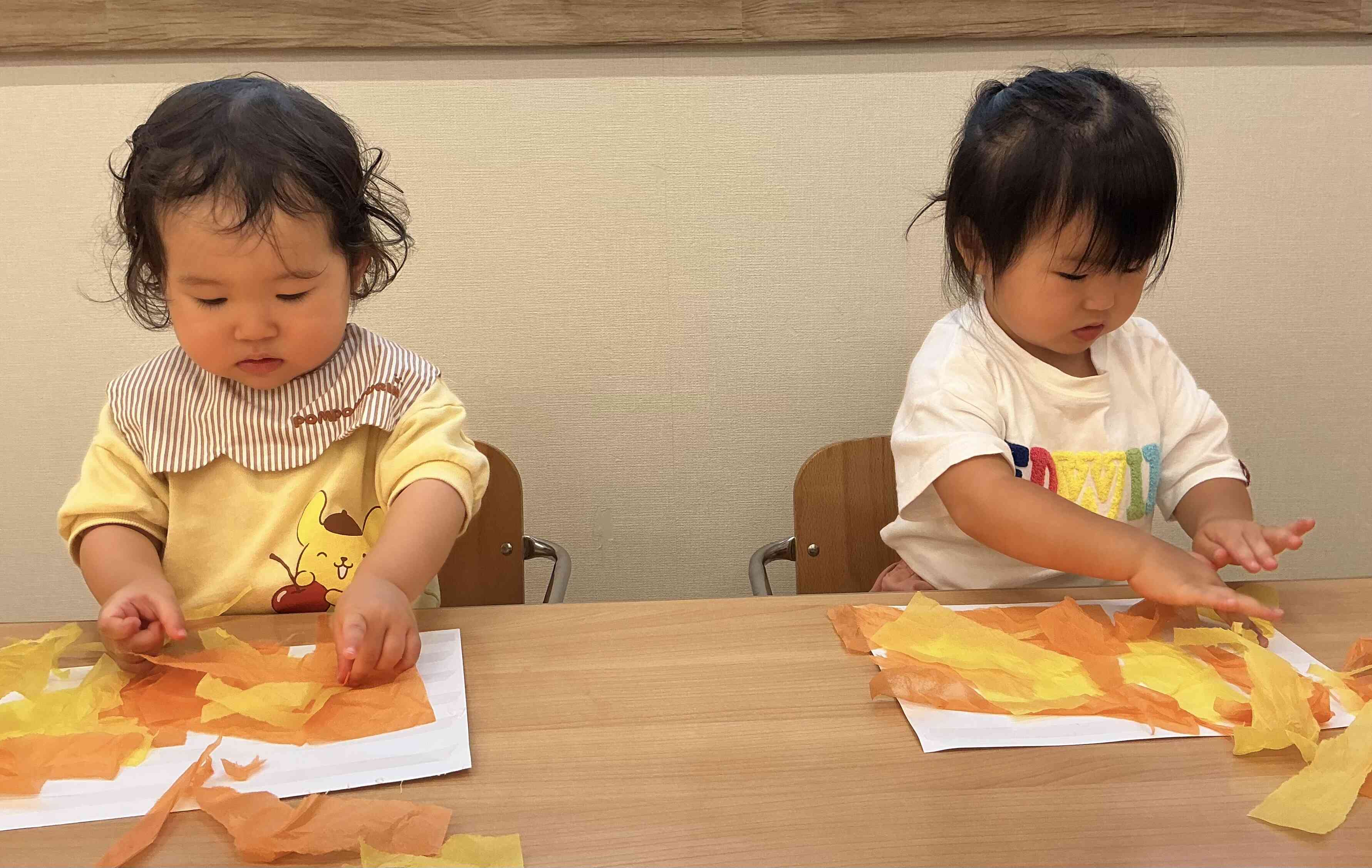 「ここに貼ろうかな」と好きなところに貼りながら、お友だちと一緒に製作を楽しみました。