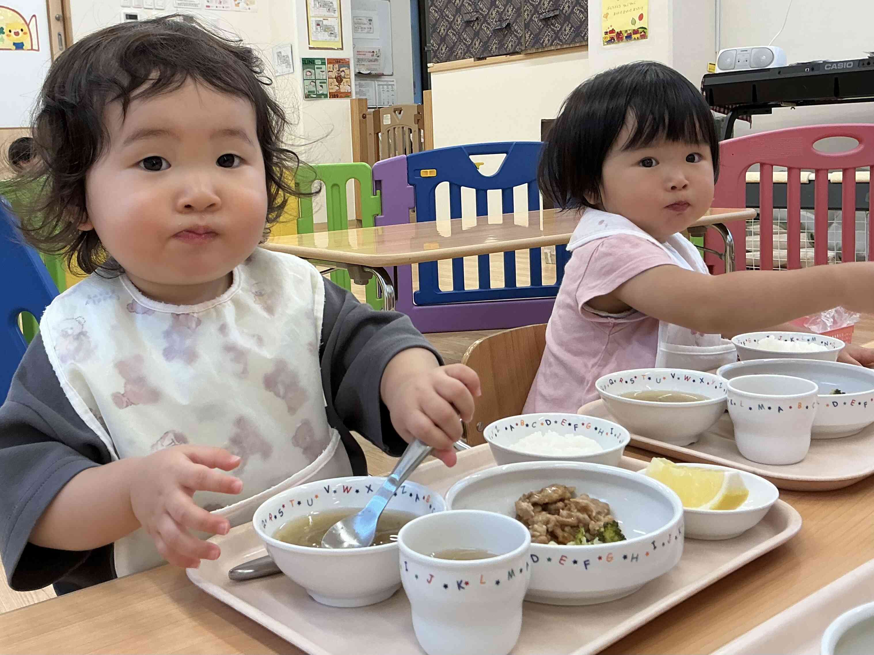 給食の様子〜あひる組(1歳児)・うさぎ組(2歳児)〜