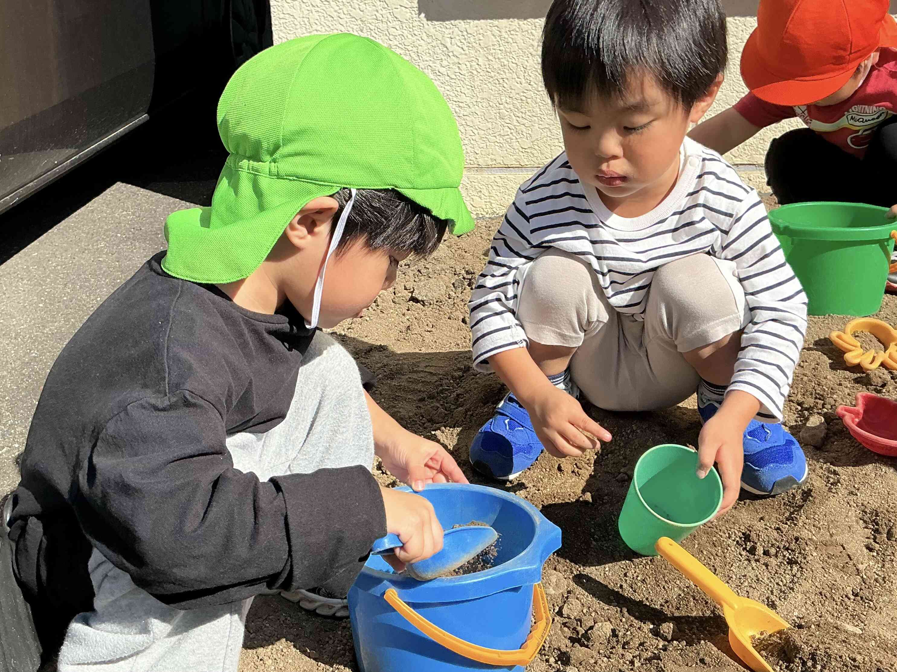 砂場遊び〜うさぎ組（2歳児）〜