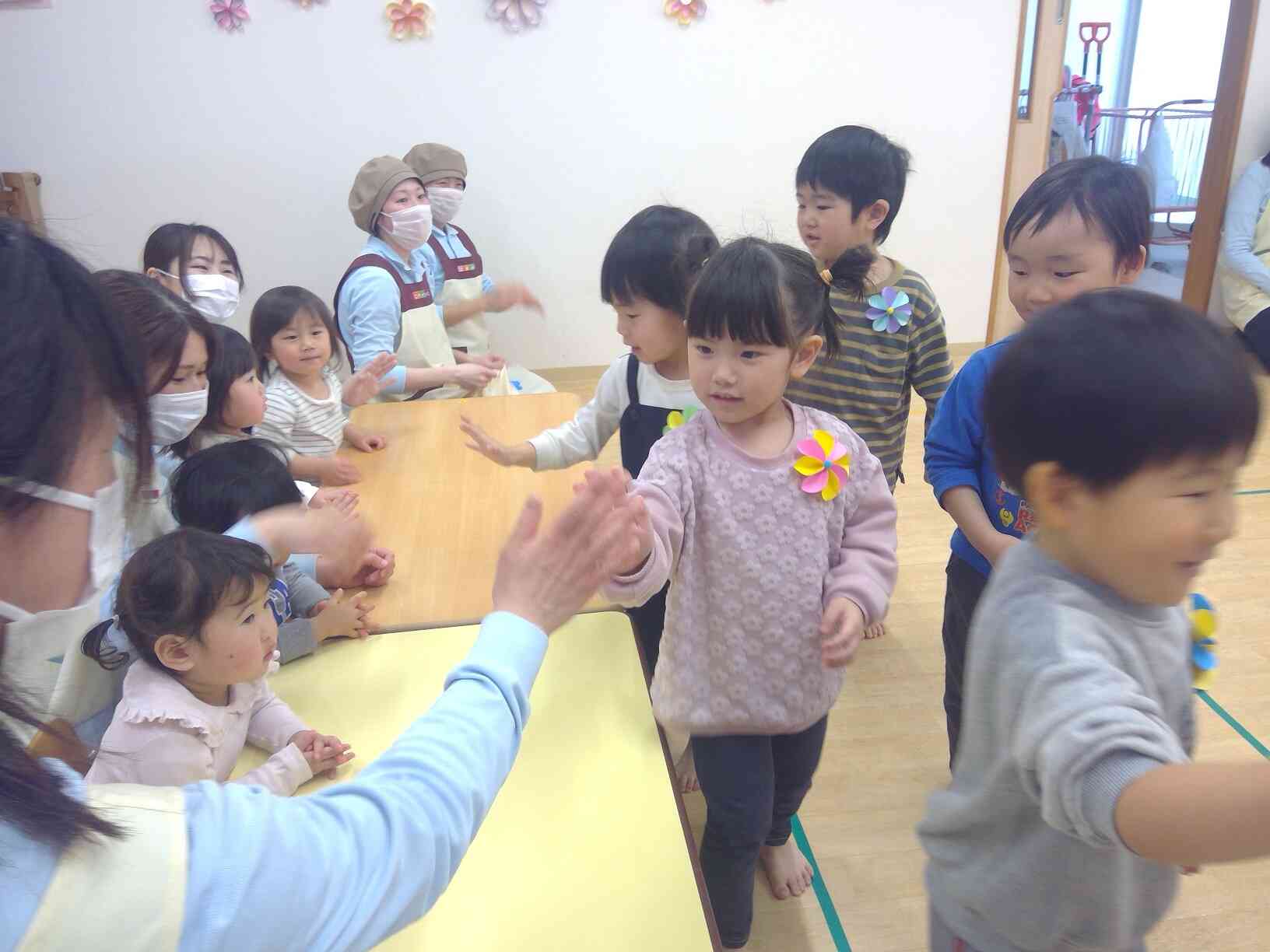 一人ひとりとタッチをして退場です♪