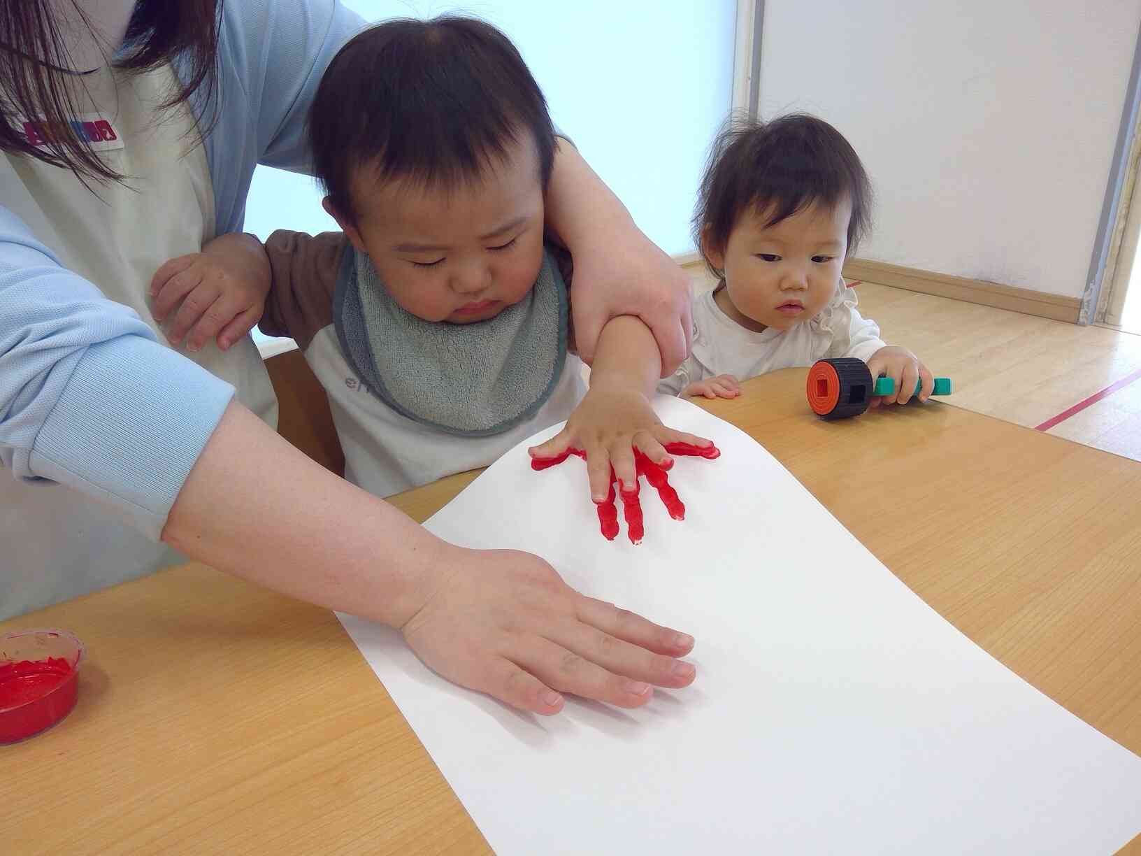 製作の様子～あひる組（1歳児）～