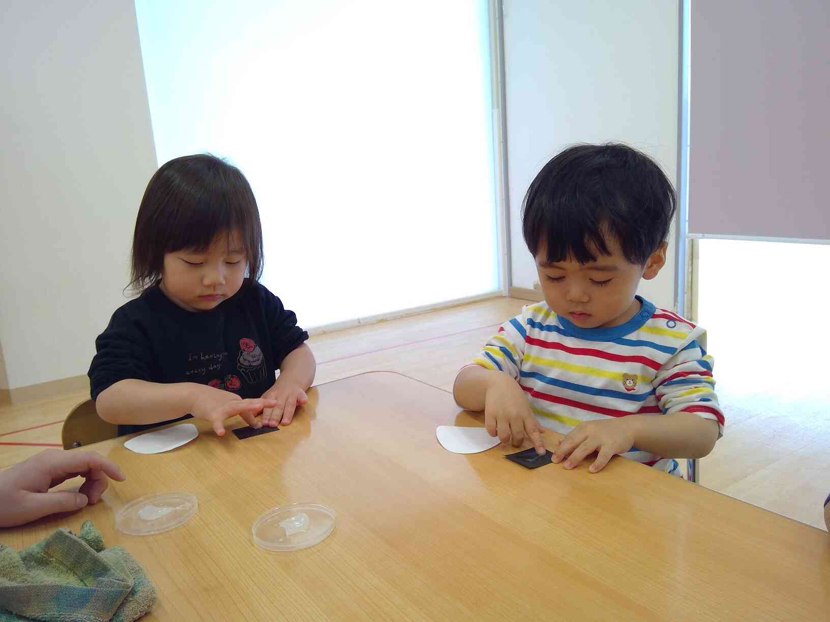 製作の様子②～うさぎ組(2歳児)～