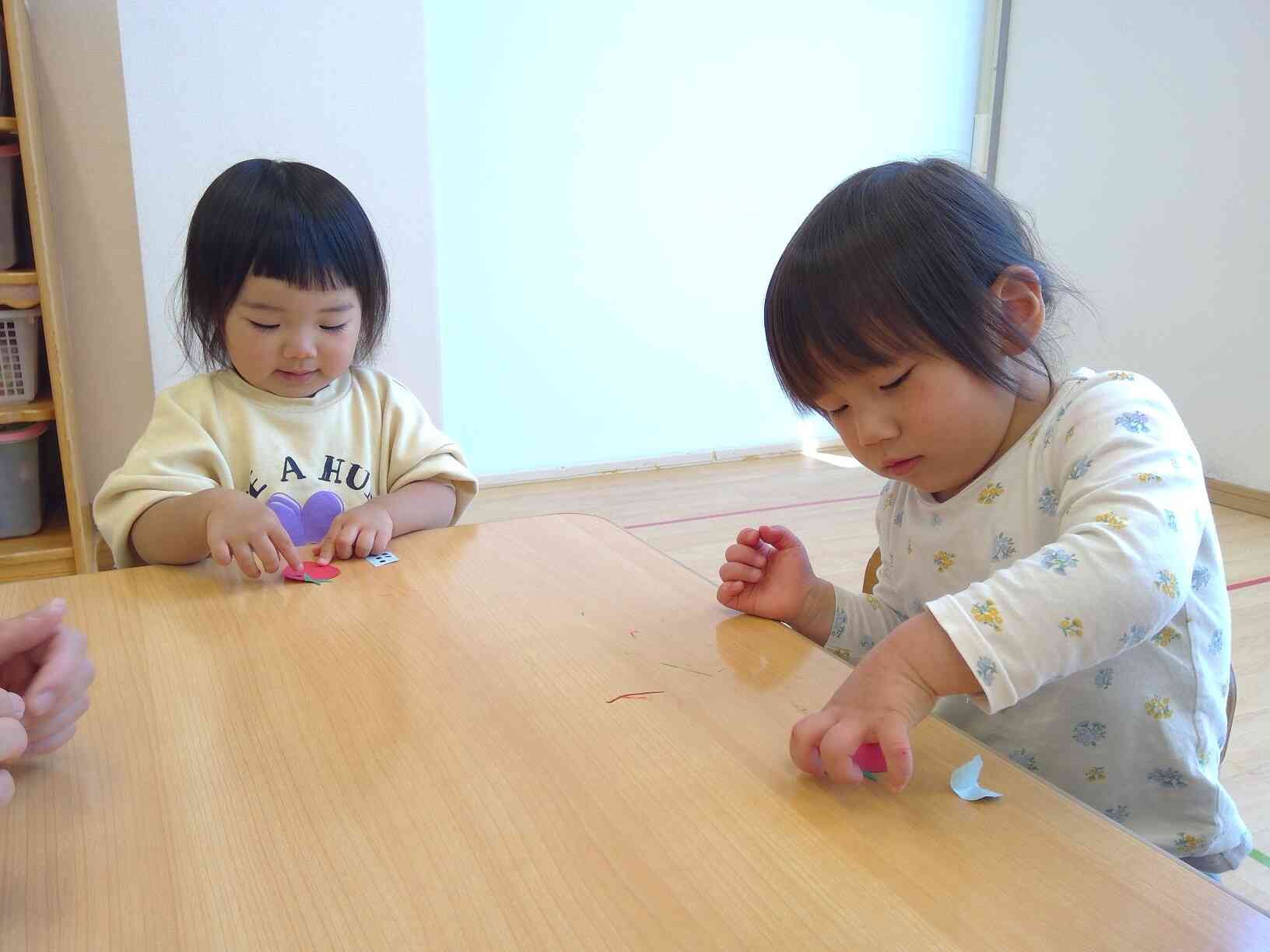 小さいシールを器用にペタッ♪