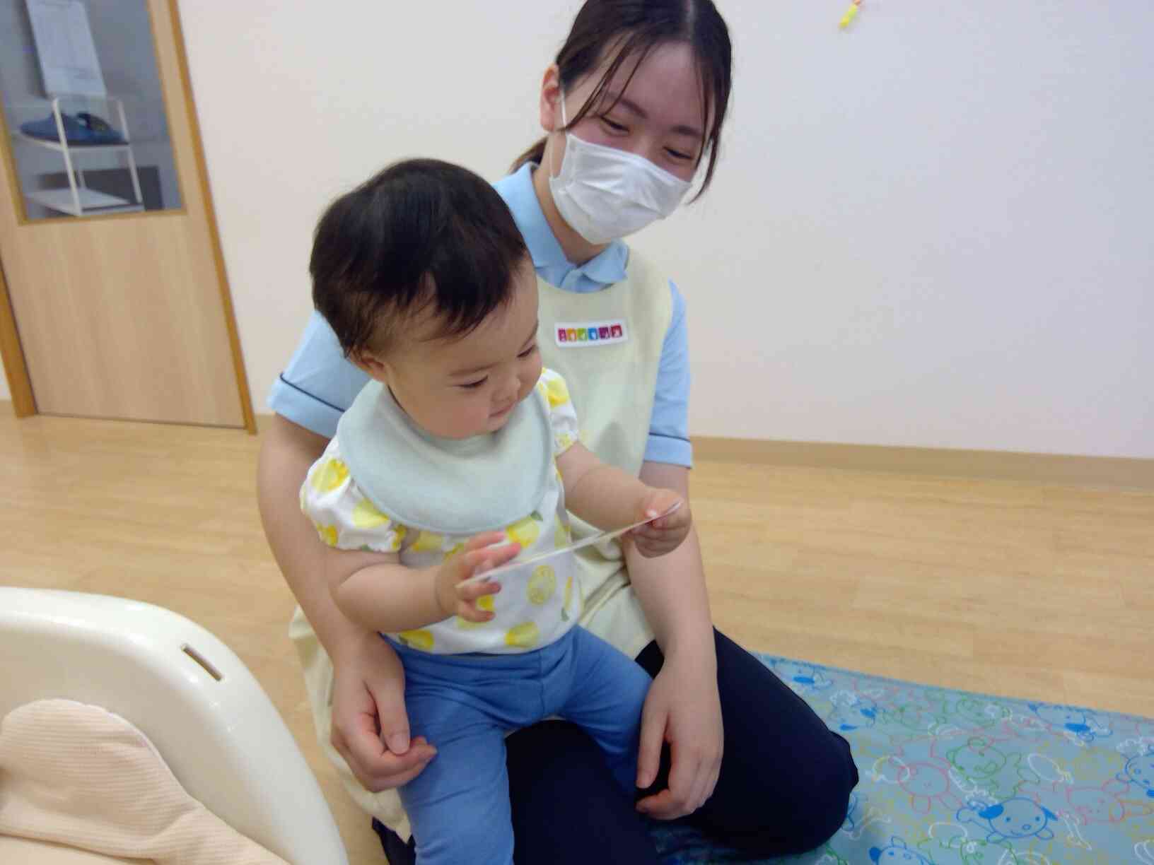 英語の様子～ひよこ組（0歳児）～
