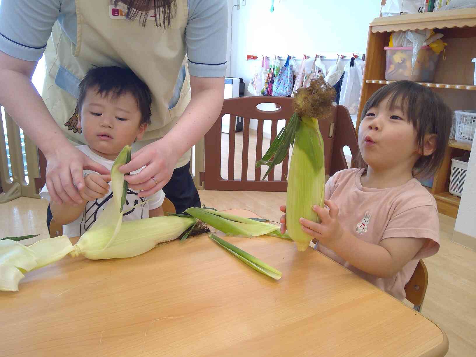 食育を行いました！（とうもろこしの皮むき）