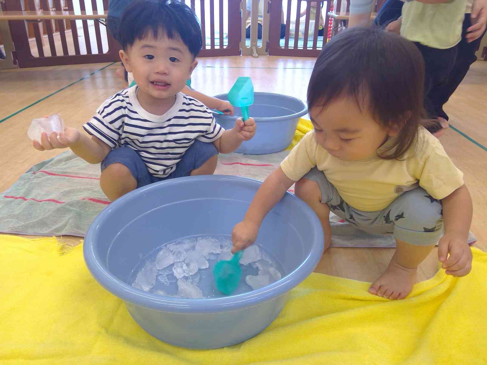 氷遊び～あひる組（１歳児）～