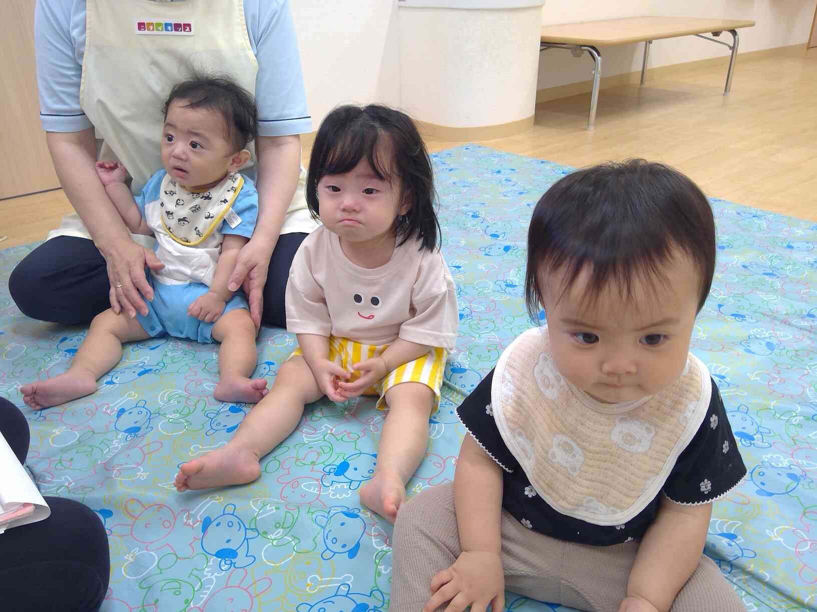 英語の様子～ひよこ組（0歳児）～