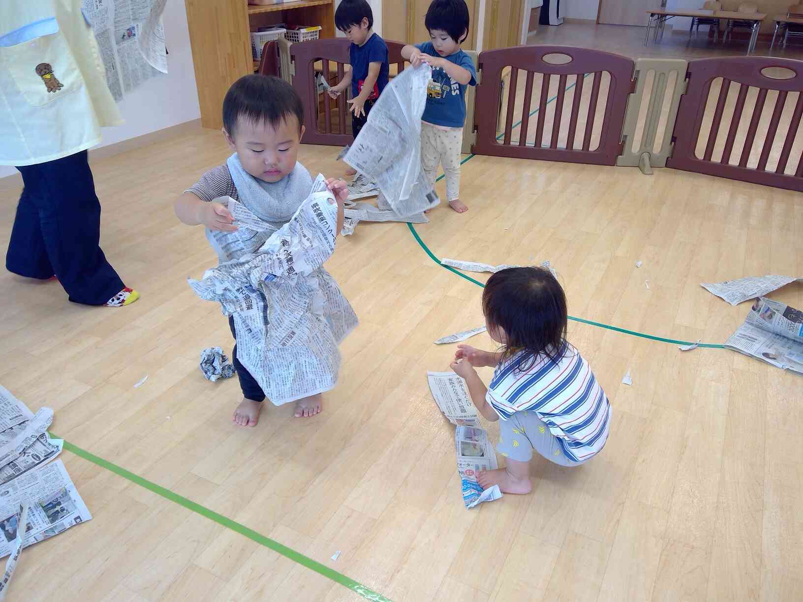 新聞紙遊び～あひる組（１歳児）～