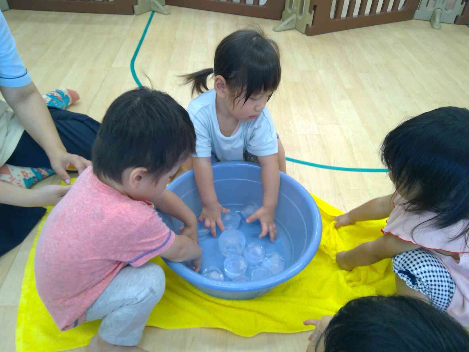 氷遊び～うさぎ組（２歳児）～