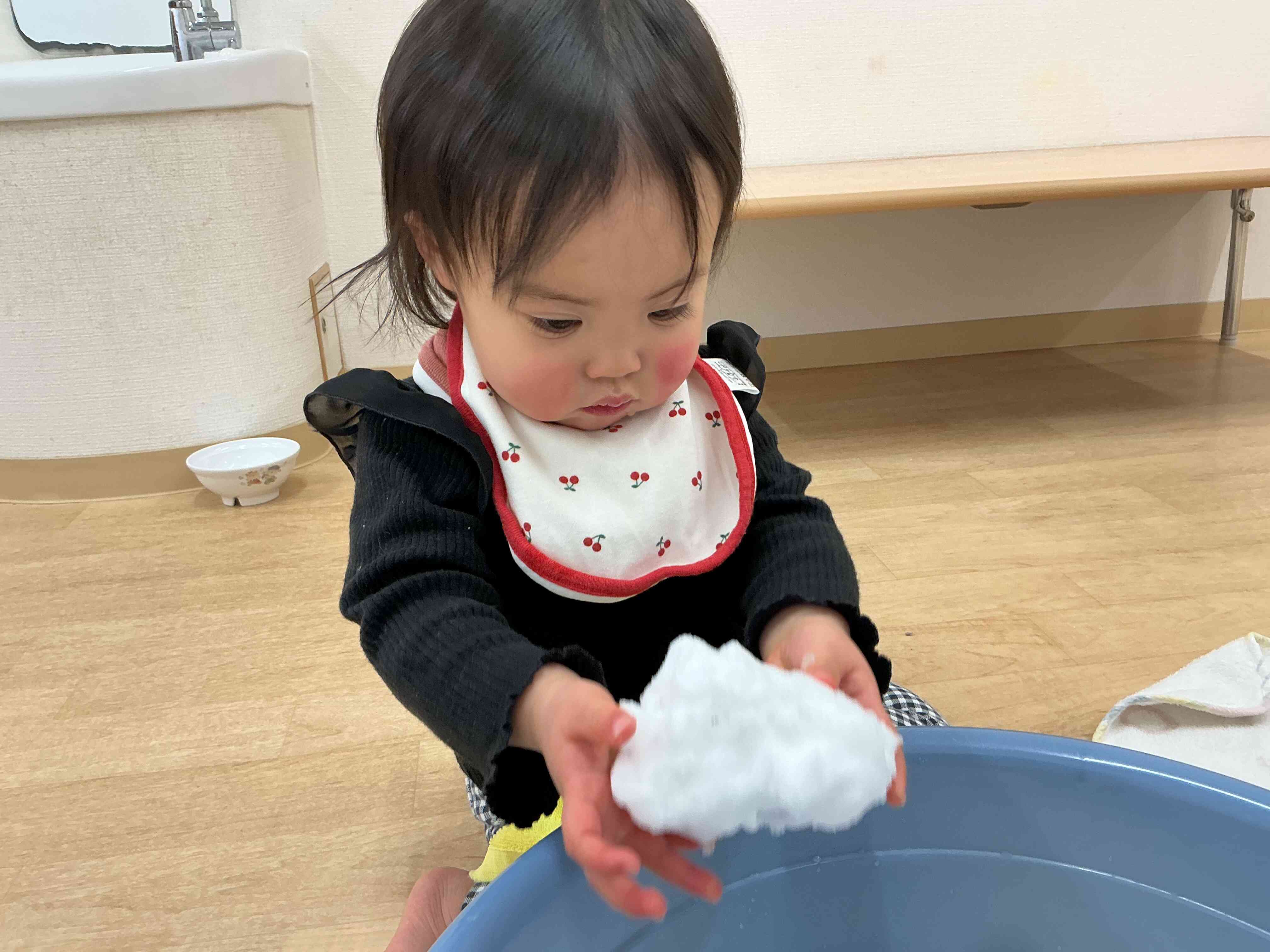 お部屋遊びの様子〜ひよこ組（0歳児）〜