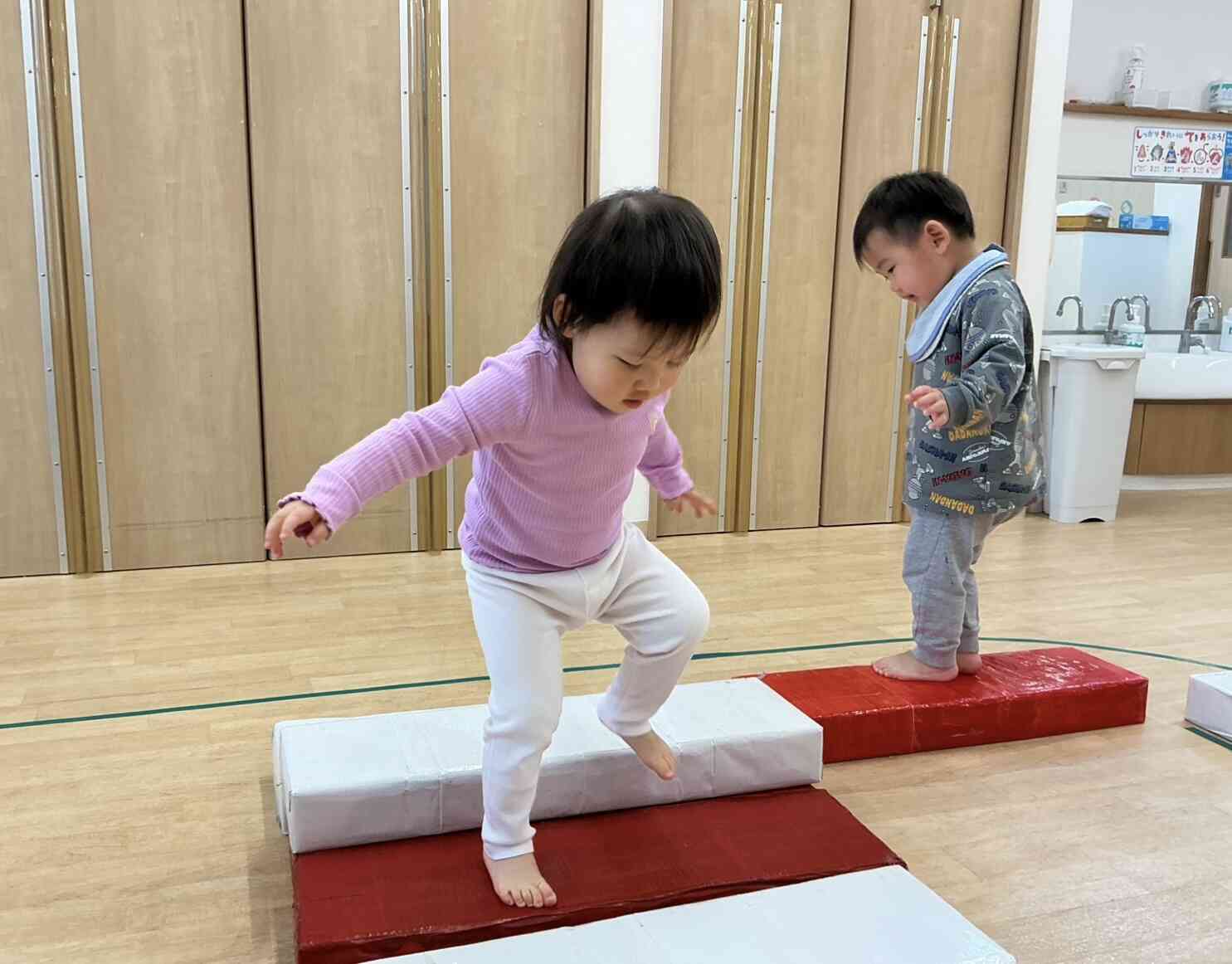 お部屋遊びの様子〜あひる組（1歳児）〜