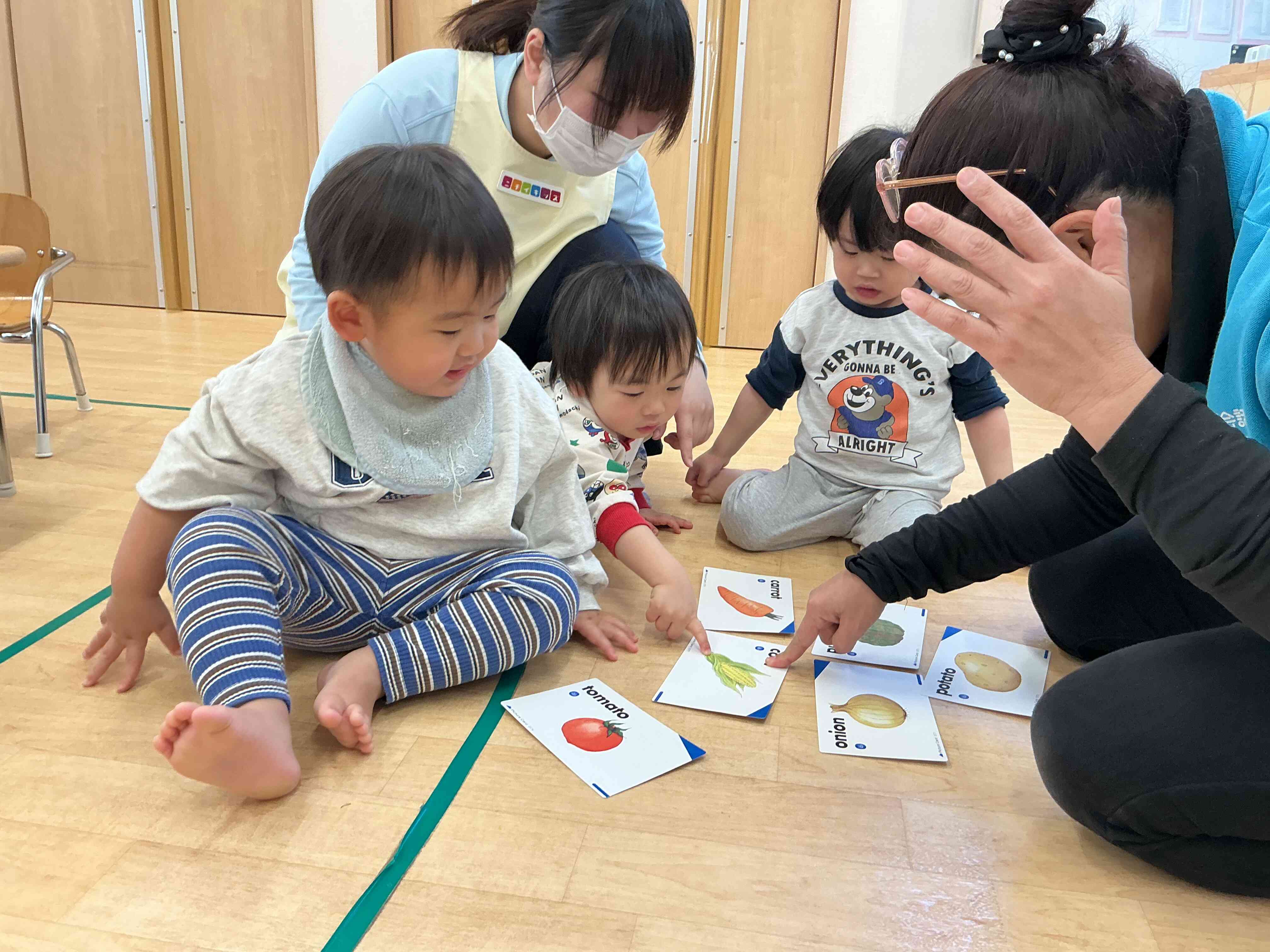 みんなでカルタをするよ