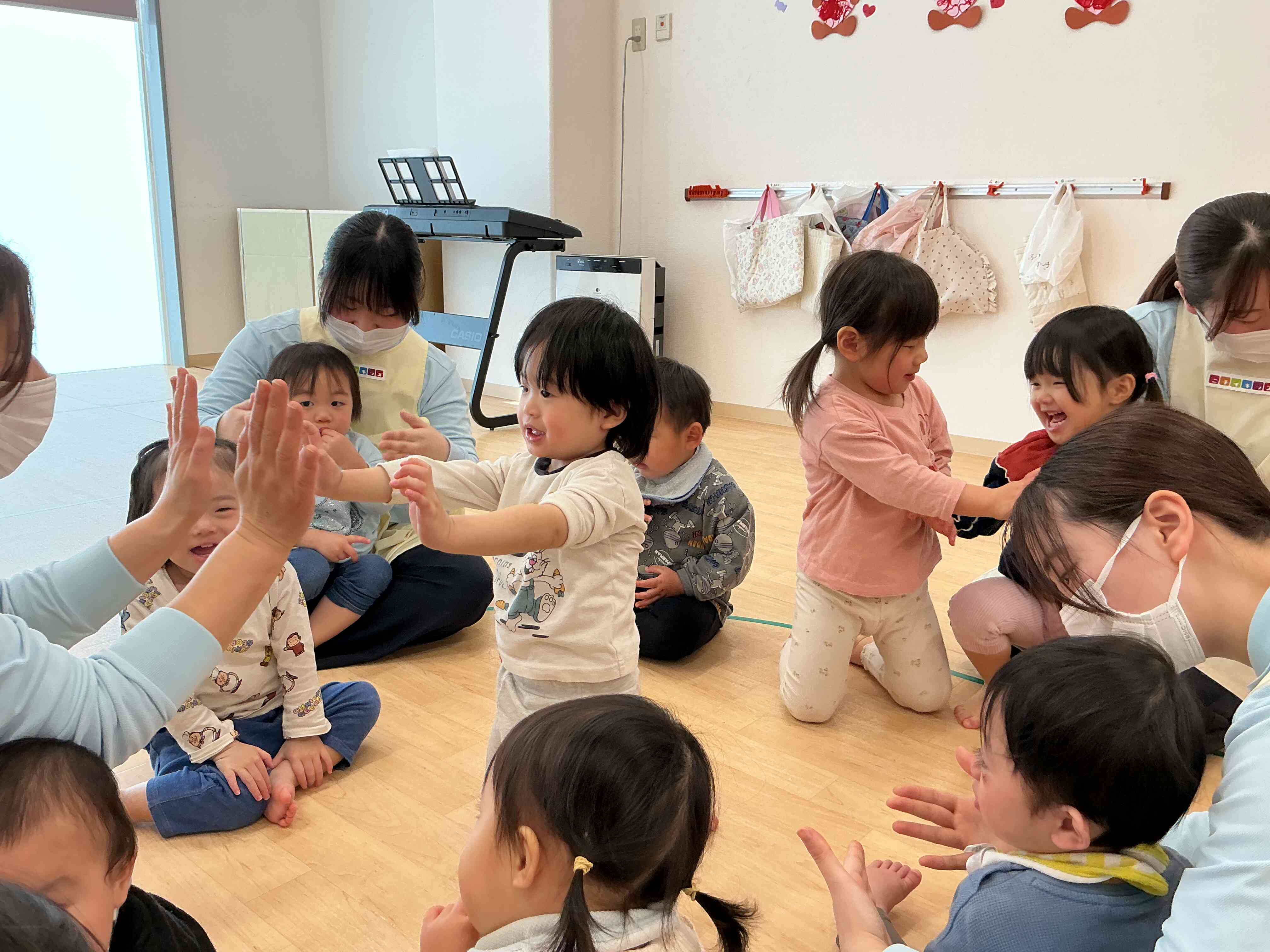 お友達とタッチ♫